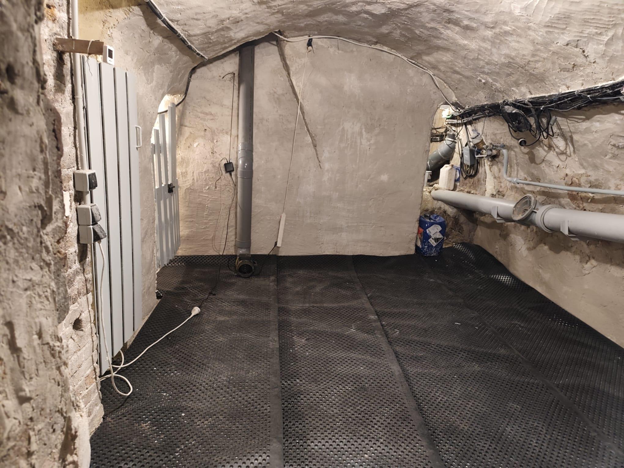 cave 15m2 pres de metro temple