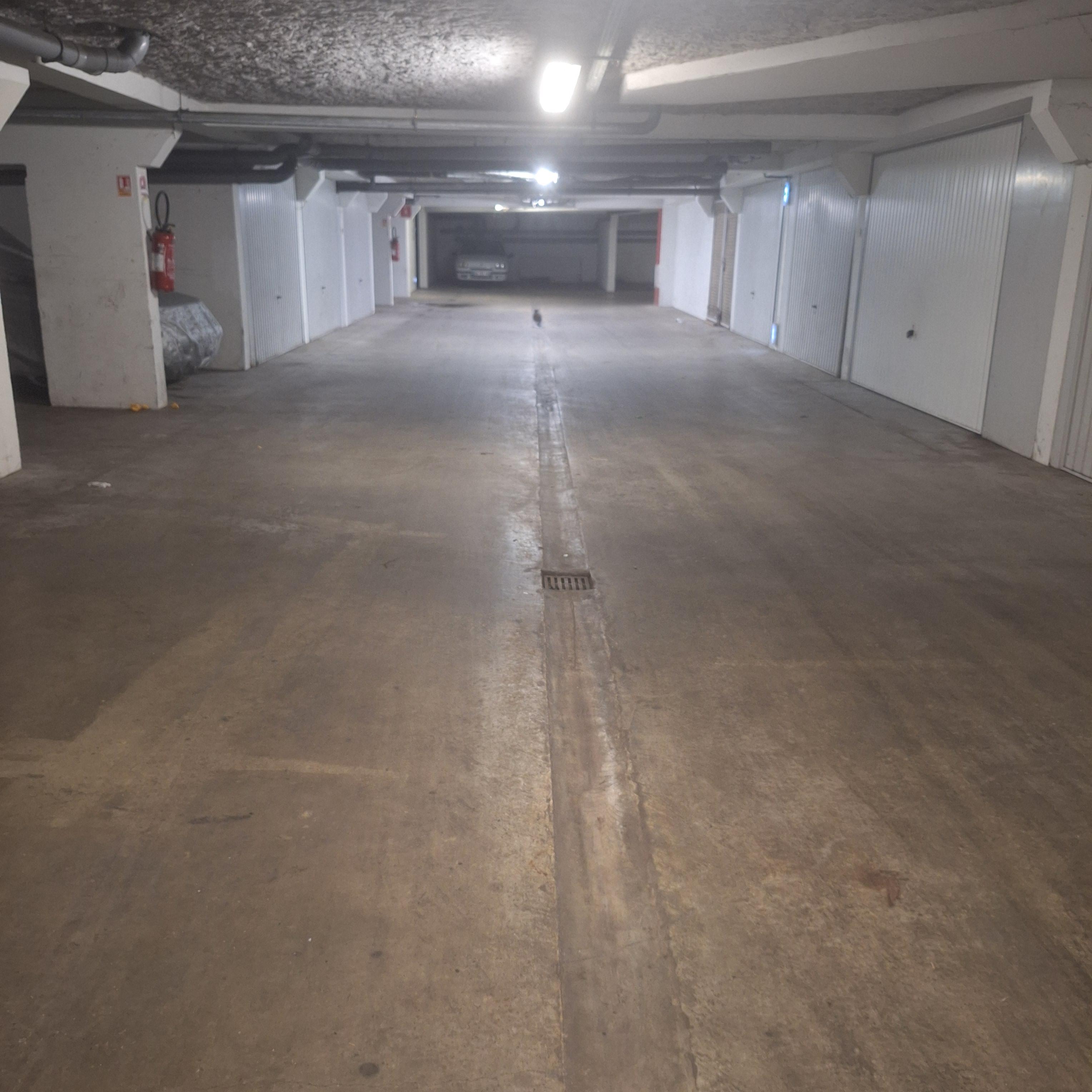 Garage/box fermé sécurisé en sous sol à Mérignac