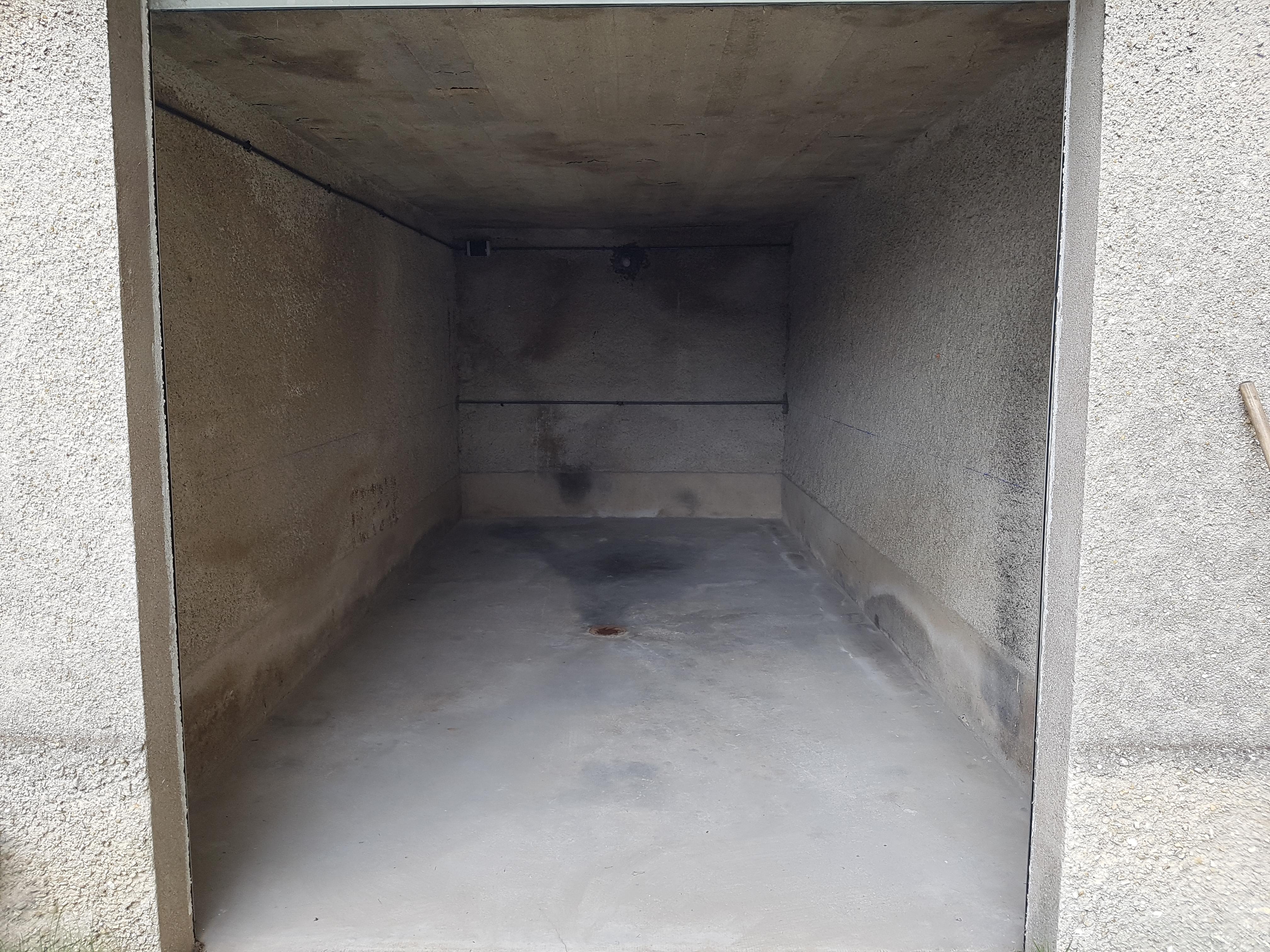 📍 Garage / Box sécurisé à louer –