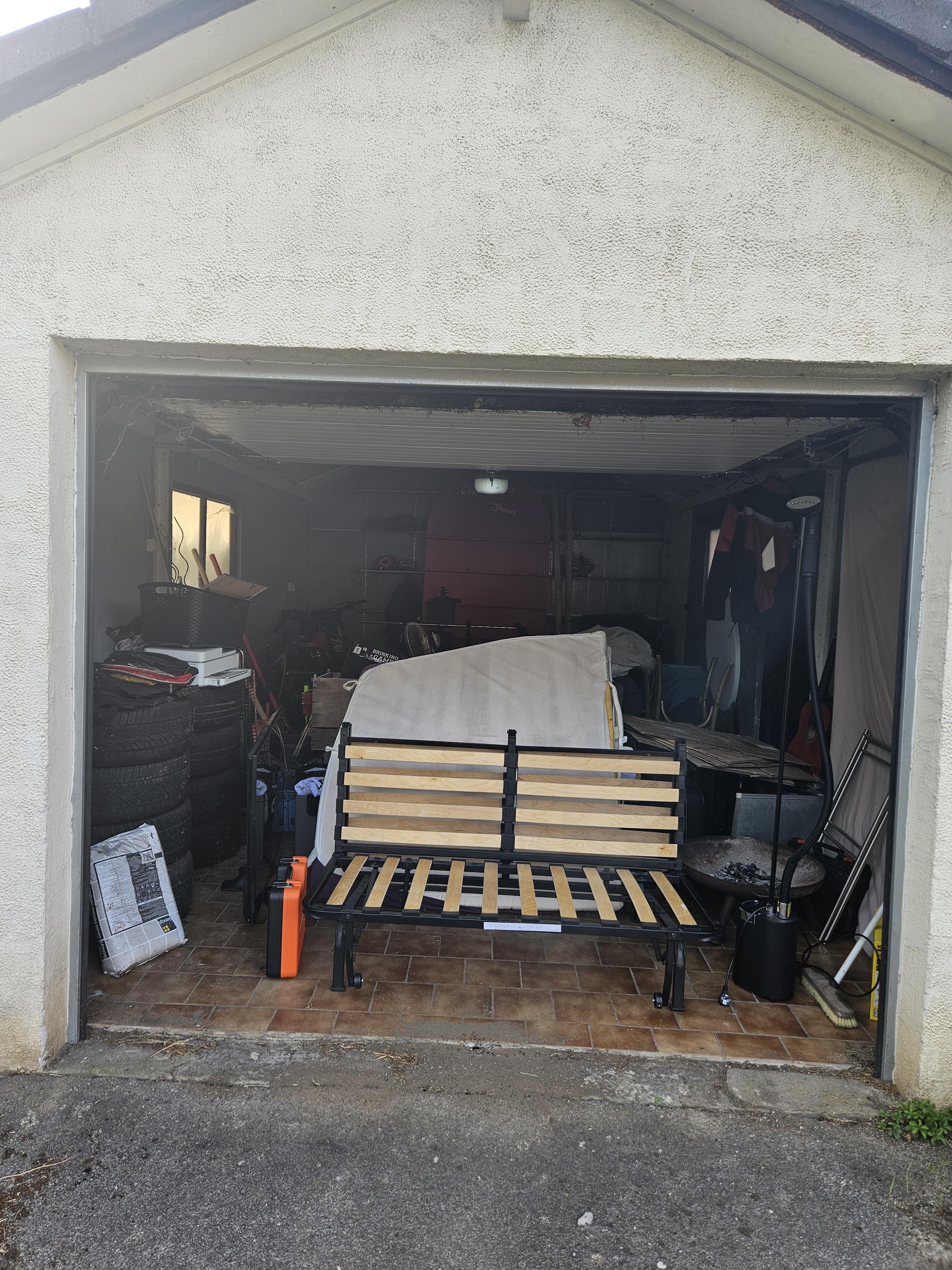 Grand garage ou garde meuble