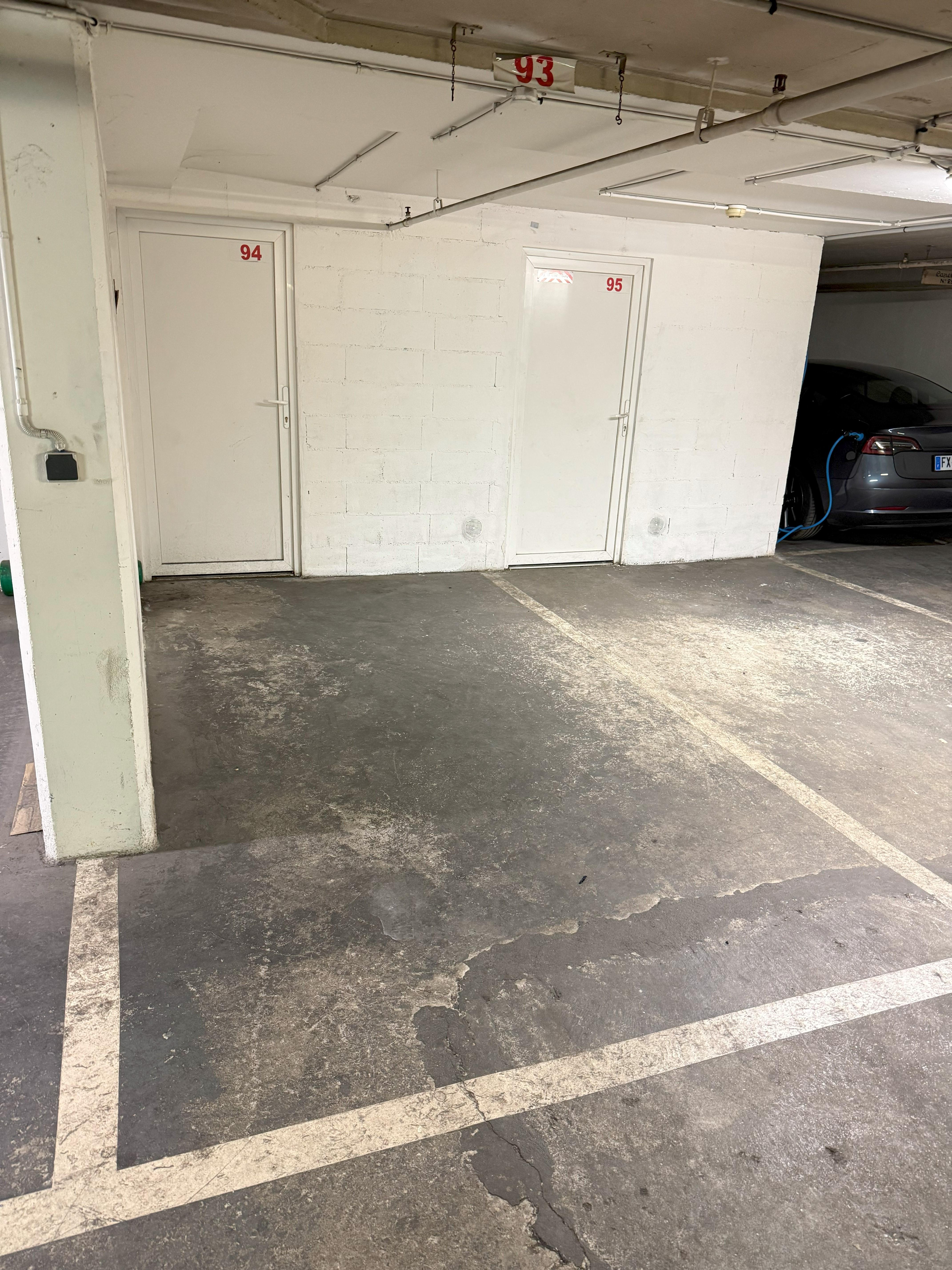 Place de parking et box/cave pour stockage