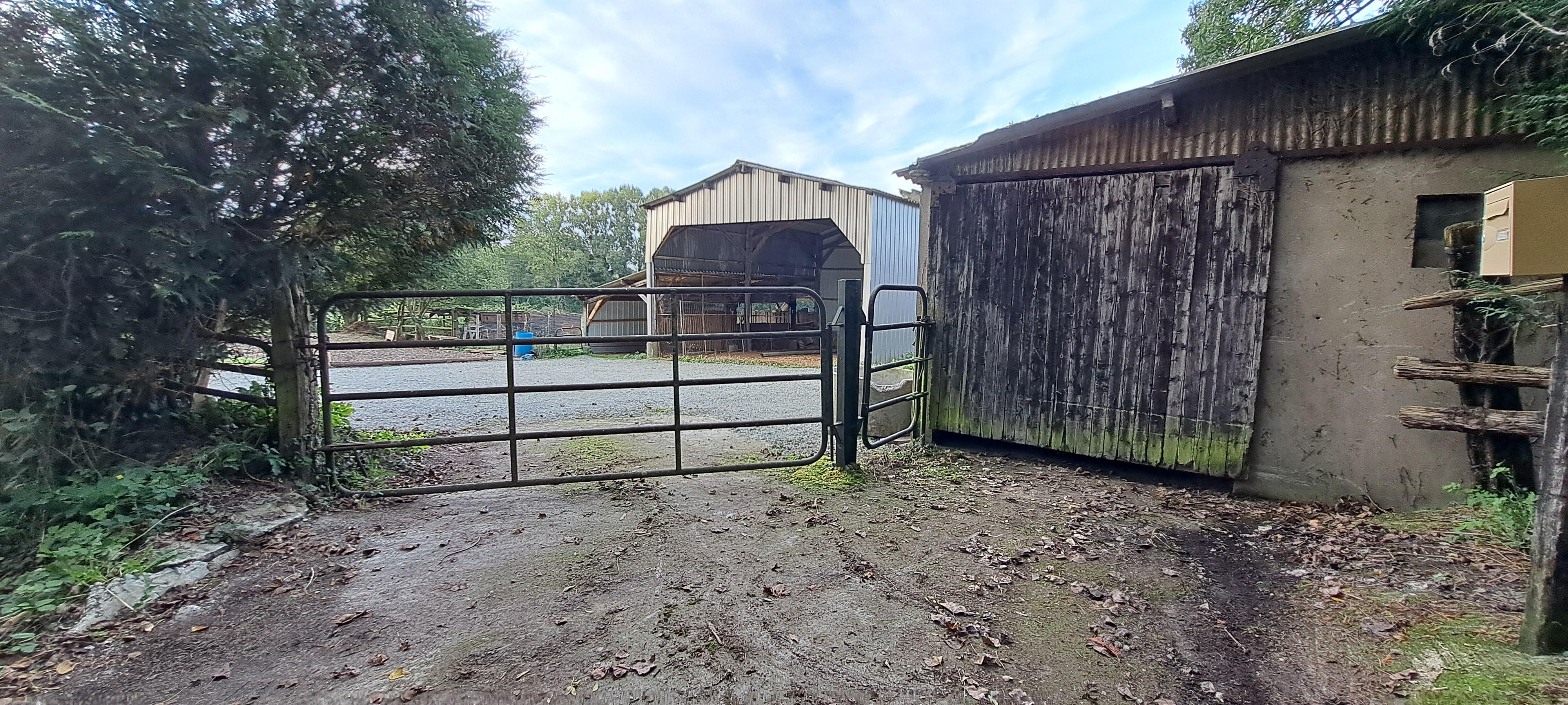 Emplacement de 10mx2,75m de stationnement sous hangar ouvert