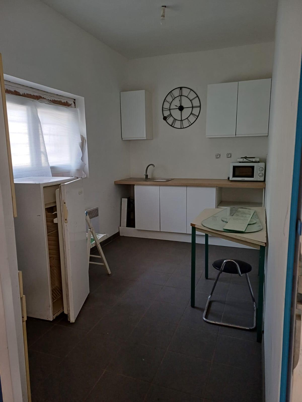 Entrepôt sécurisé avec plateau et petits bureaux