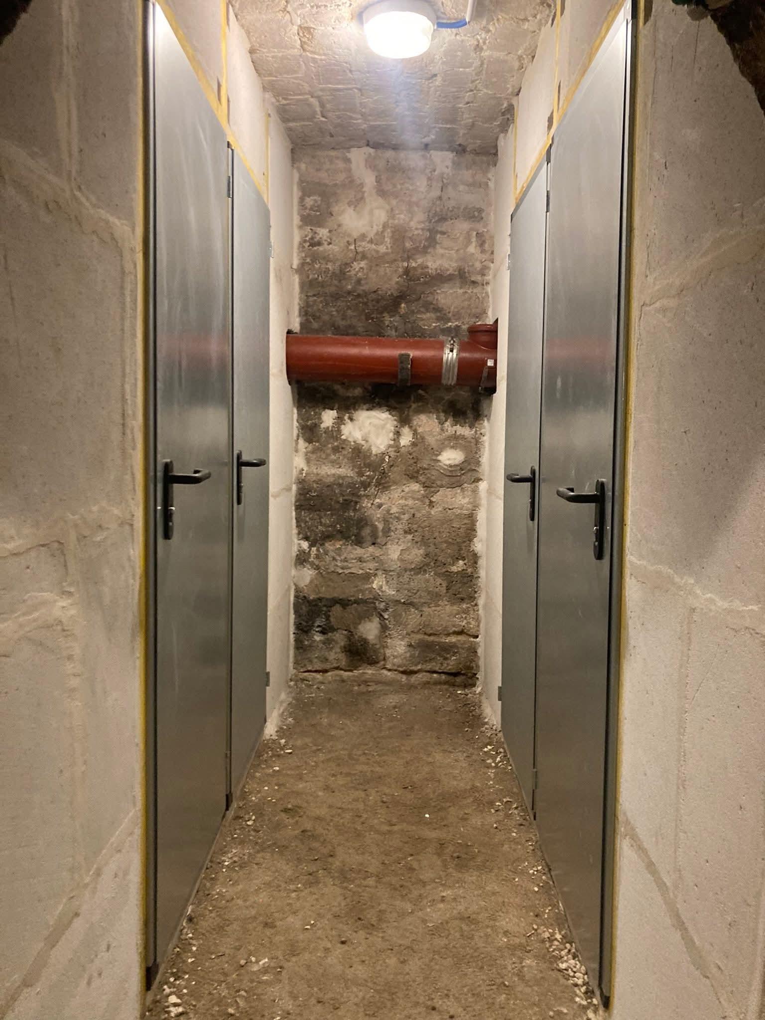 Cave saine aérée et isolée au sol avec