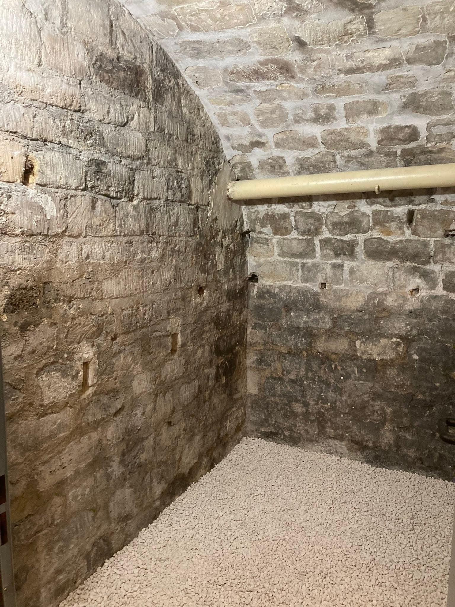 Cave saine aérée et isolée au sol avec