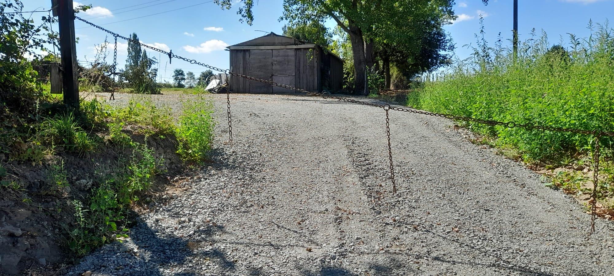 Hangar fermé de 80m² pour stockage ou activité