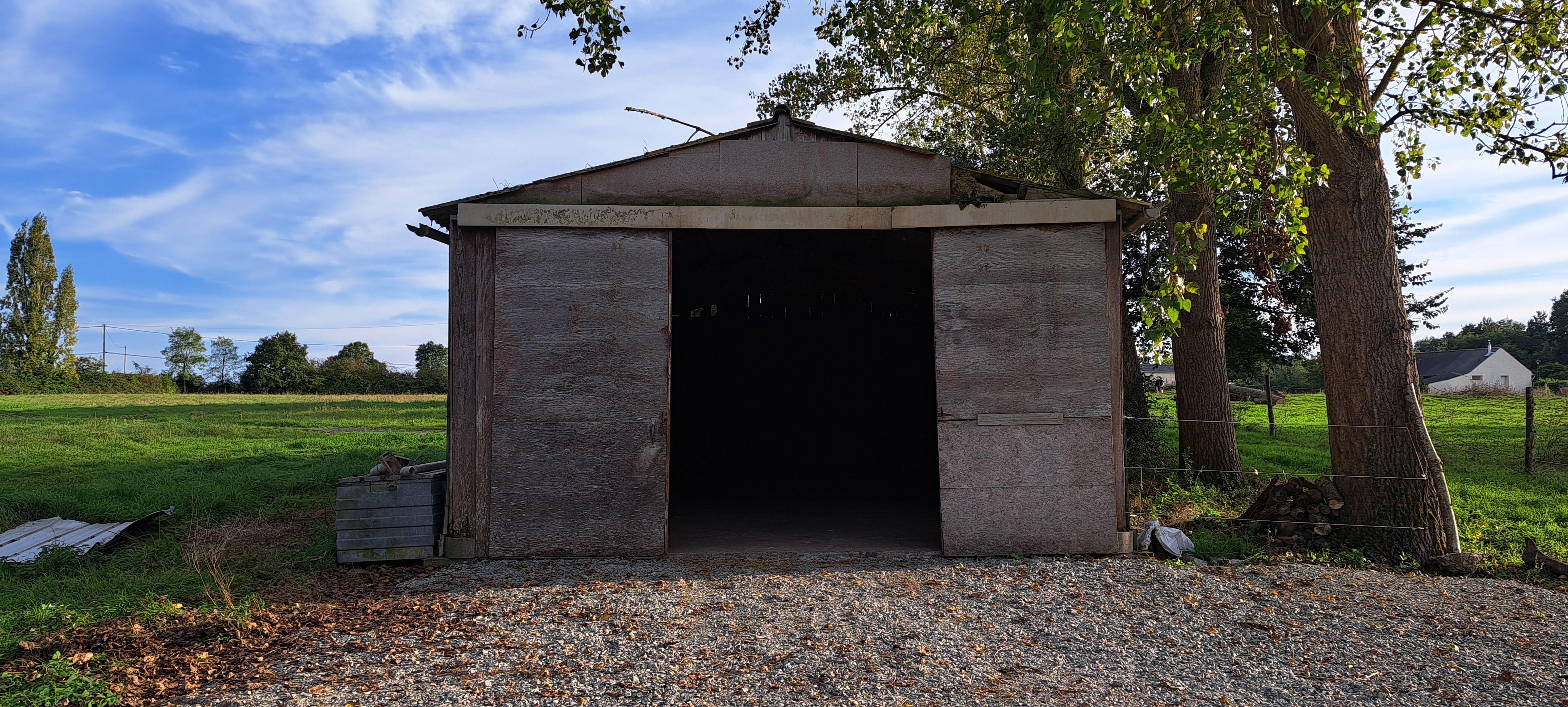 Hangar fermé de 80m² pour stockage ou activité