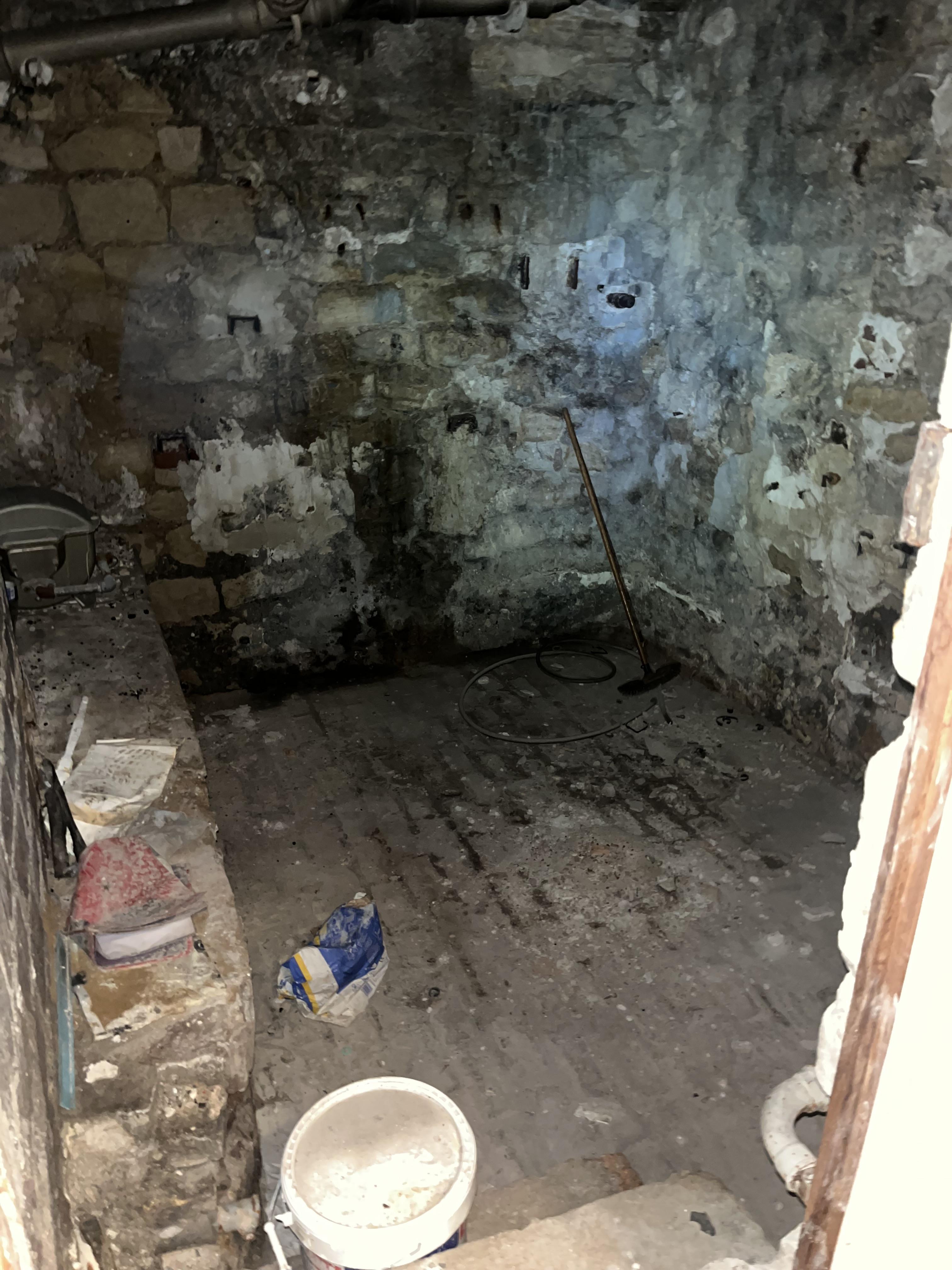 Cave Paris 9eme 10m2 saine