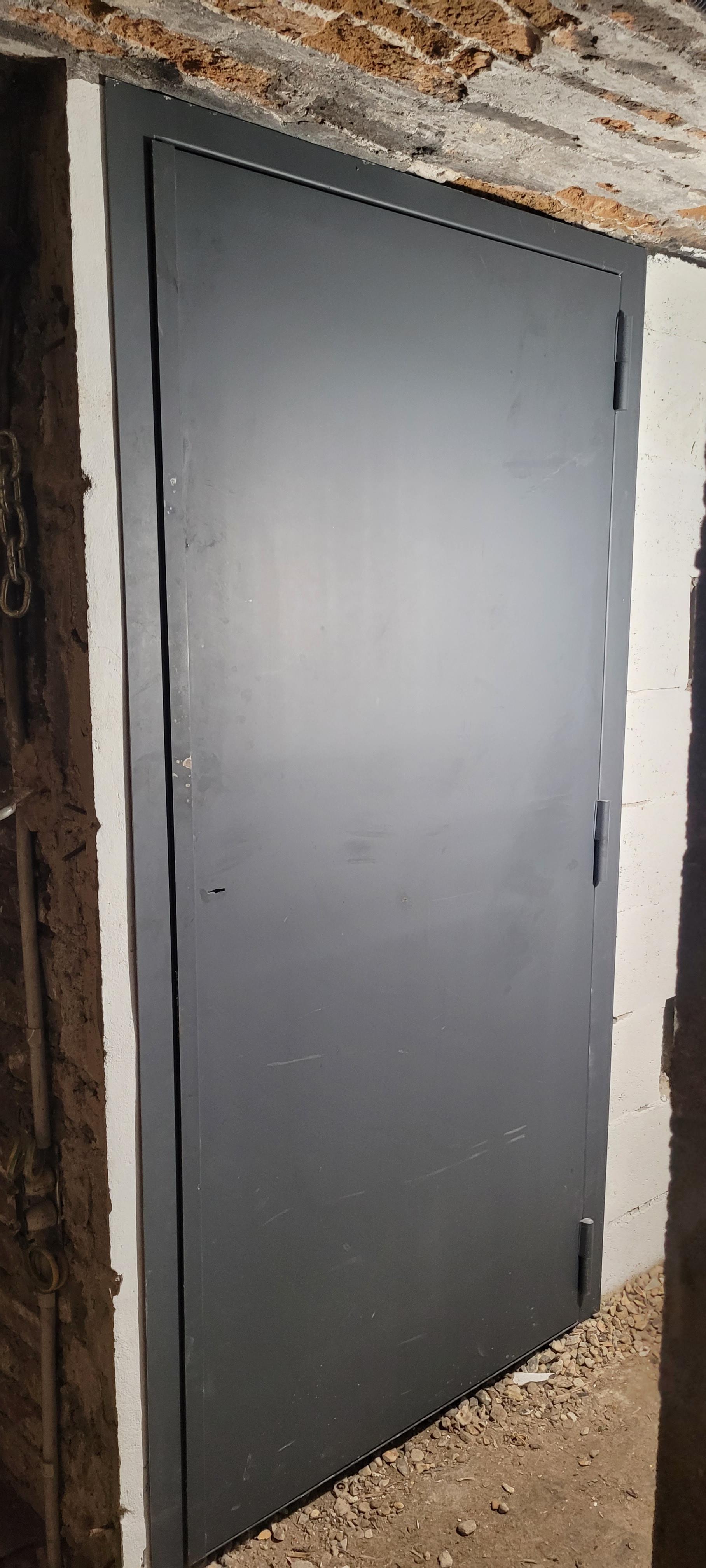 Cave sain, calm, sécurité - porte métallique