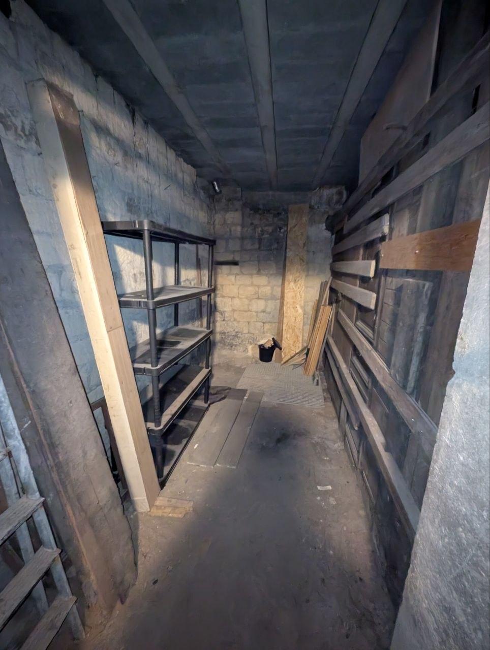 Cave 8m2 saine, sol propre et securisée metro