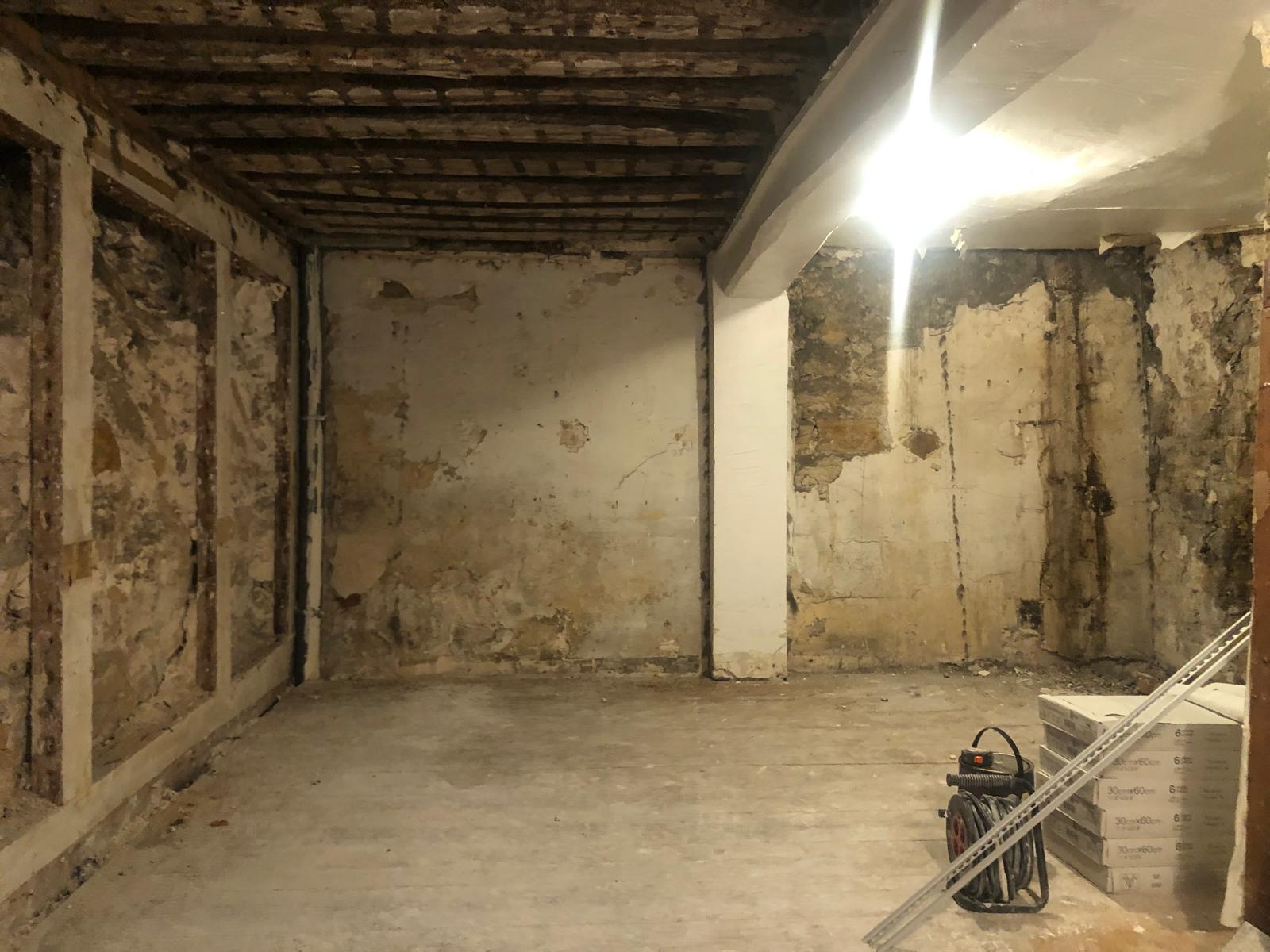 Réserve 14m Paris dans une cour sécurisée avec