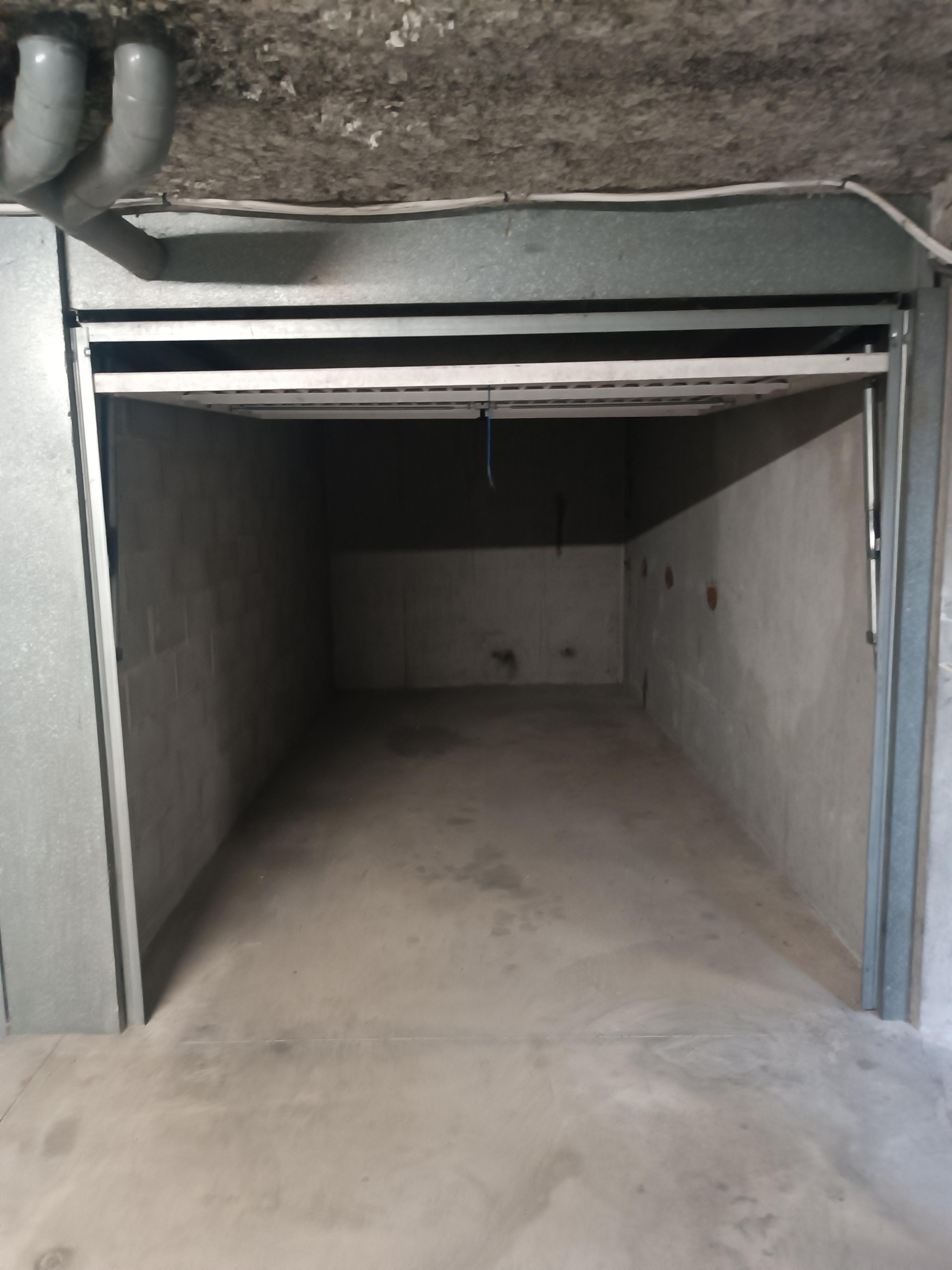 INTRA - Garage sécurisé à louer pour stationnement