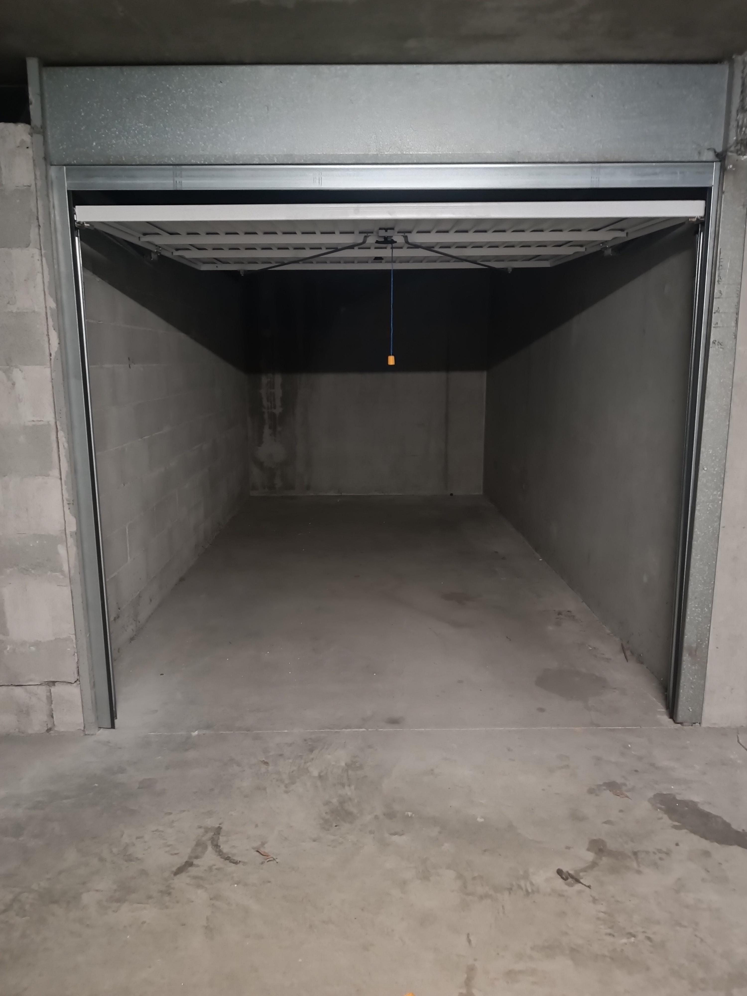 INTRA - Garage sécurisé à louer pour stationnement