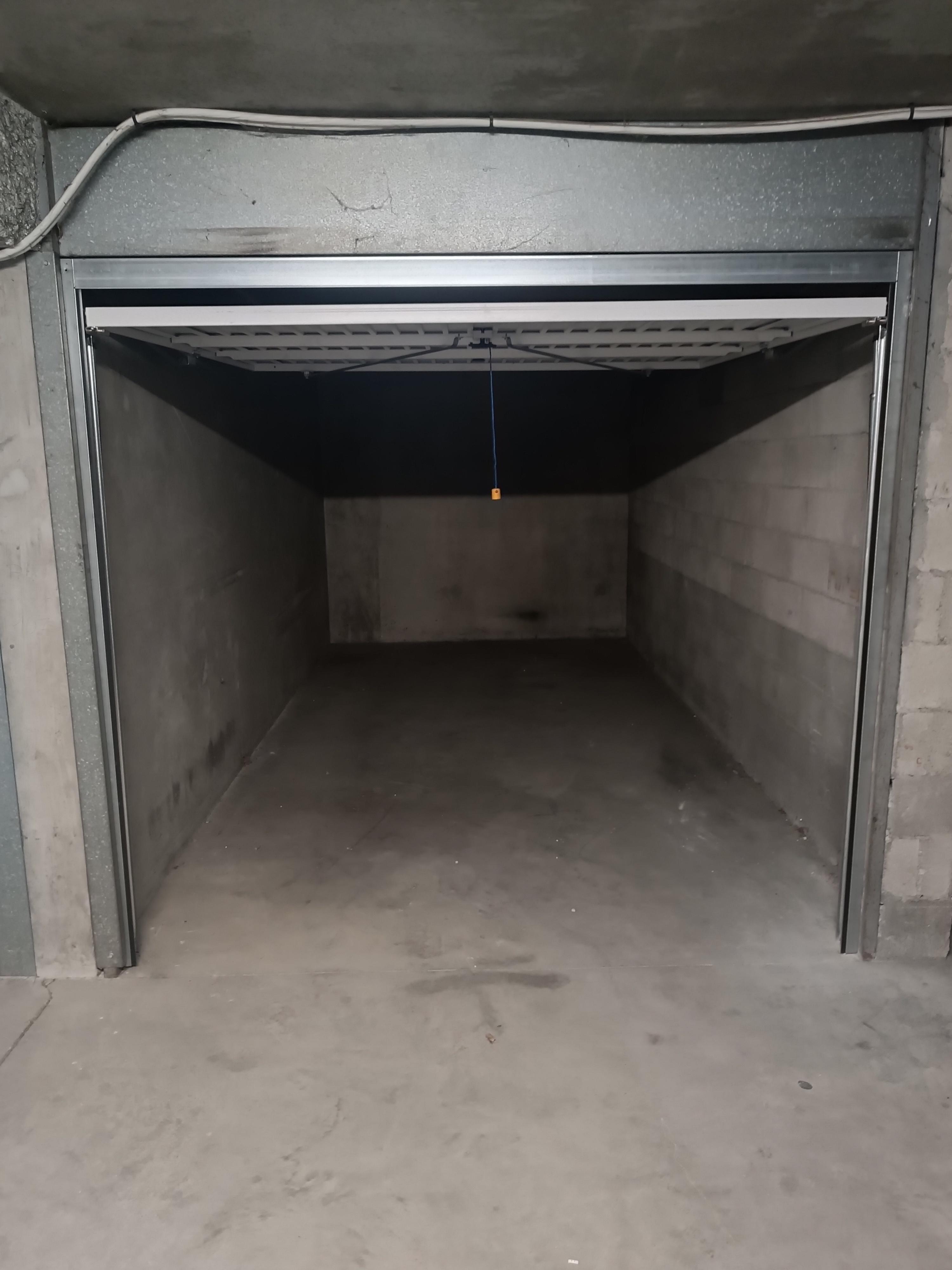 INTRA - Garage sécurisé à louer pour stationnement