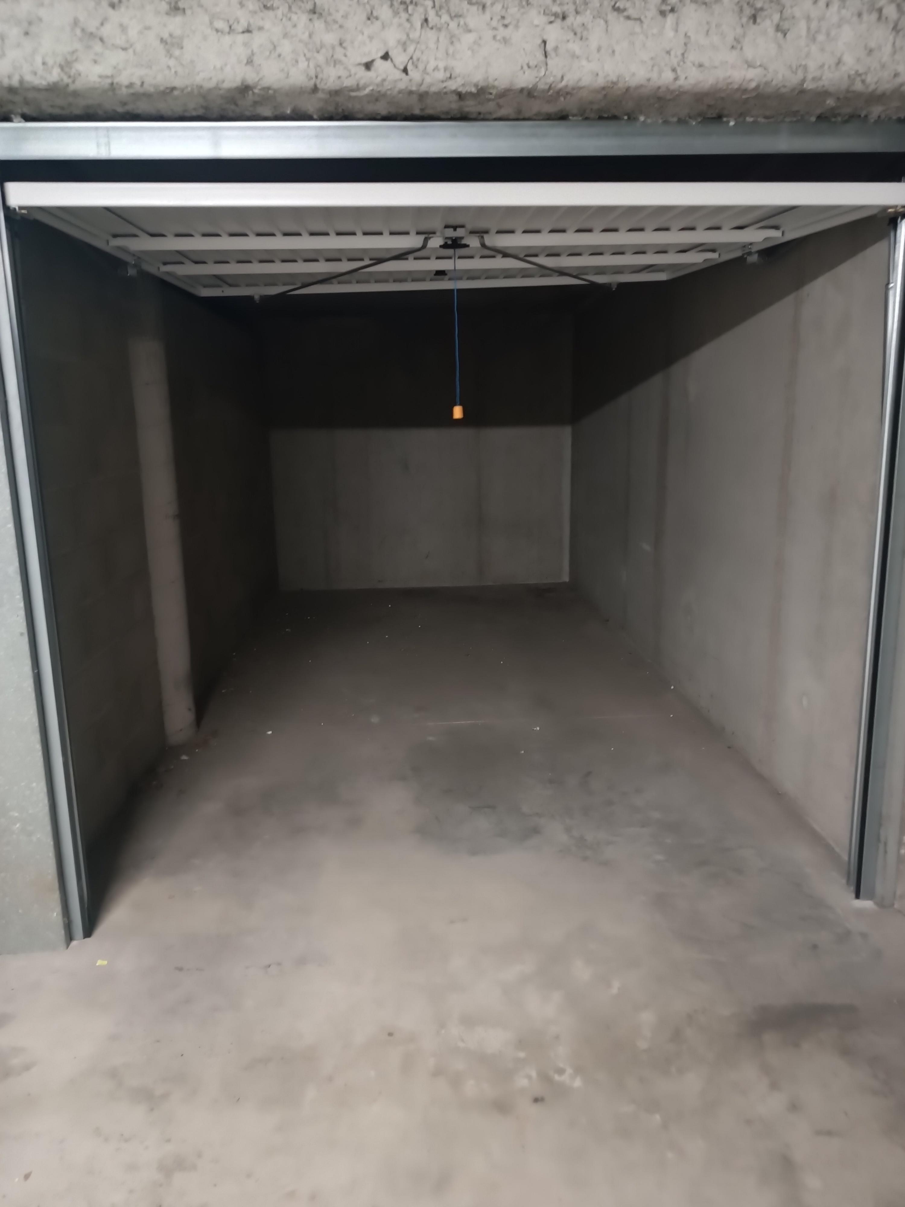 INTRA - Garage sécurisé à louer pour stationnement
