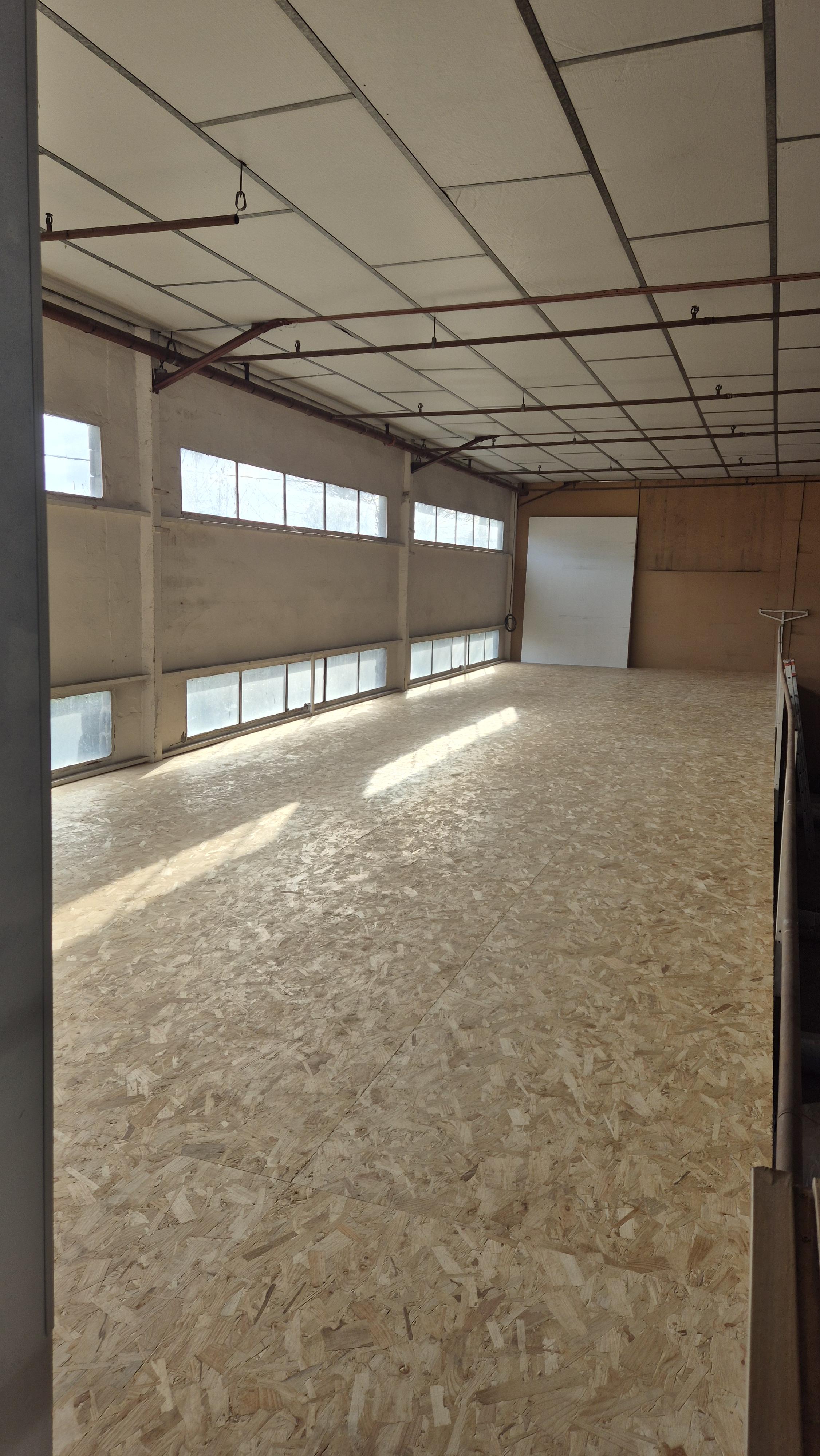 117M2 de mezzanine dans local sécurisé par alarme