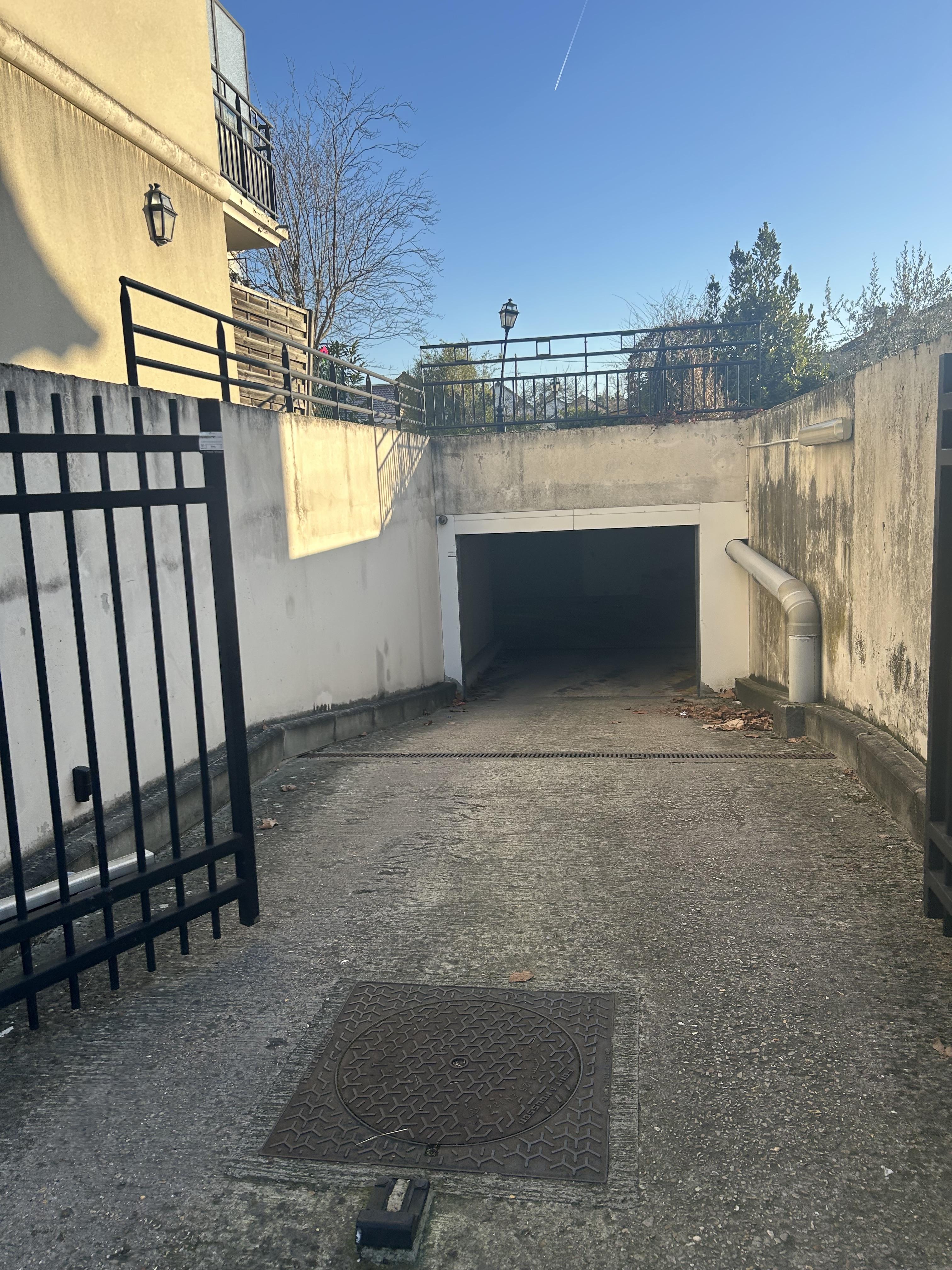 Grand Box 16m² avec Étagères – Centre-Ville Vigneux-sur-Seine