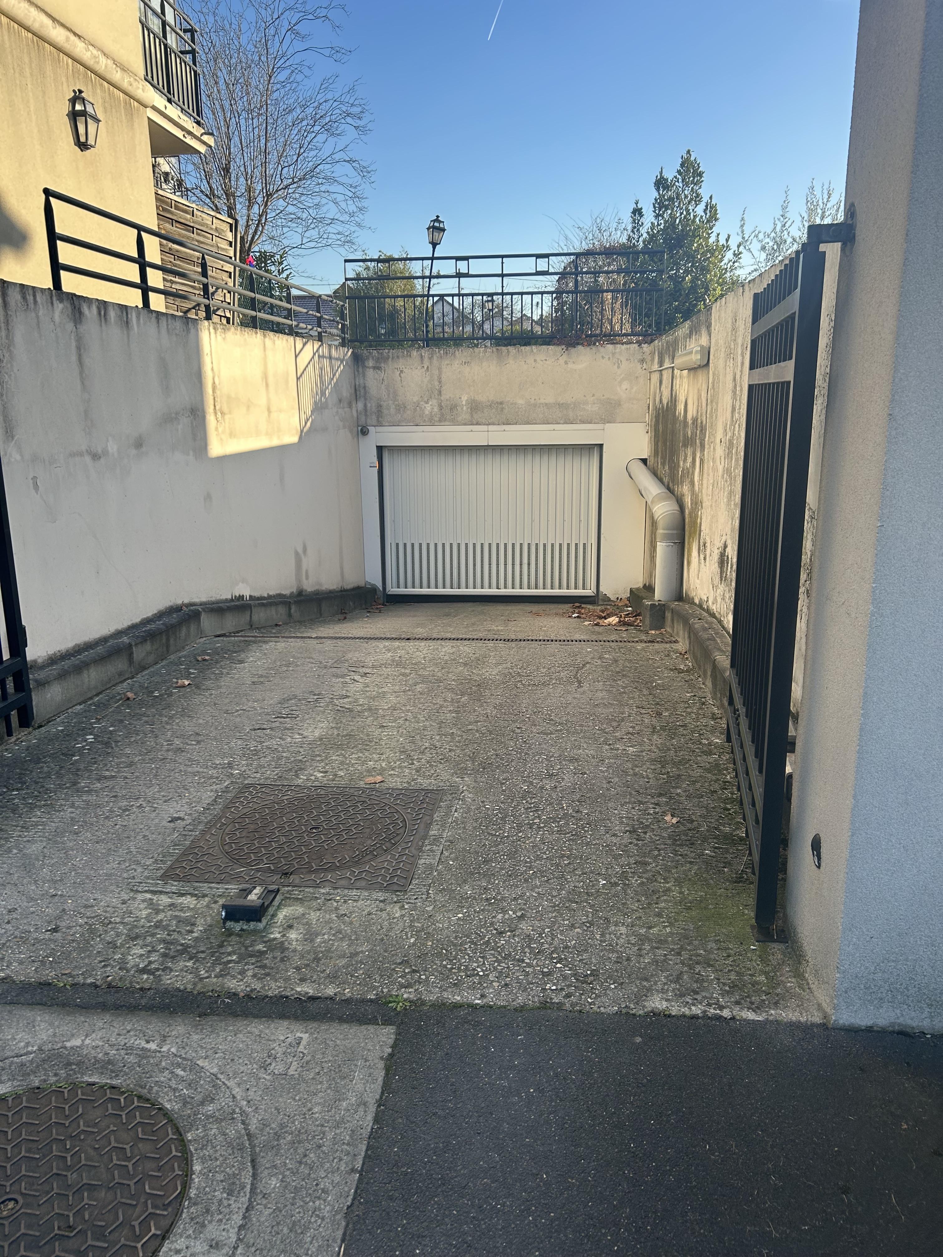 Grand Box 16m² avec Étagères – Centre-Ville Vigneux-sur-Seine