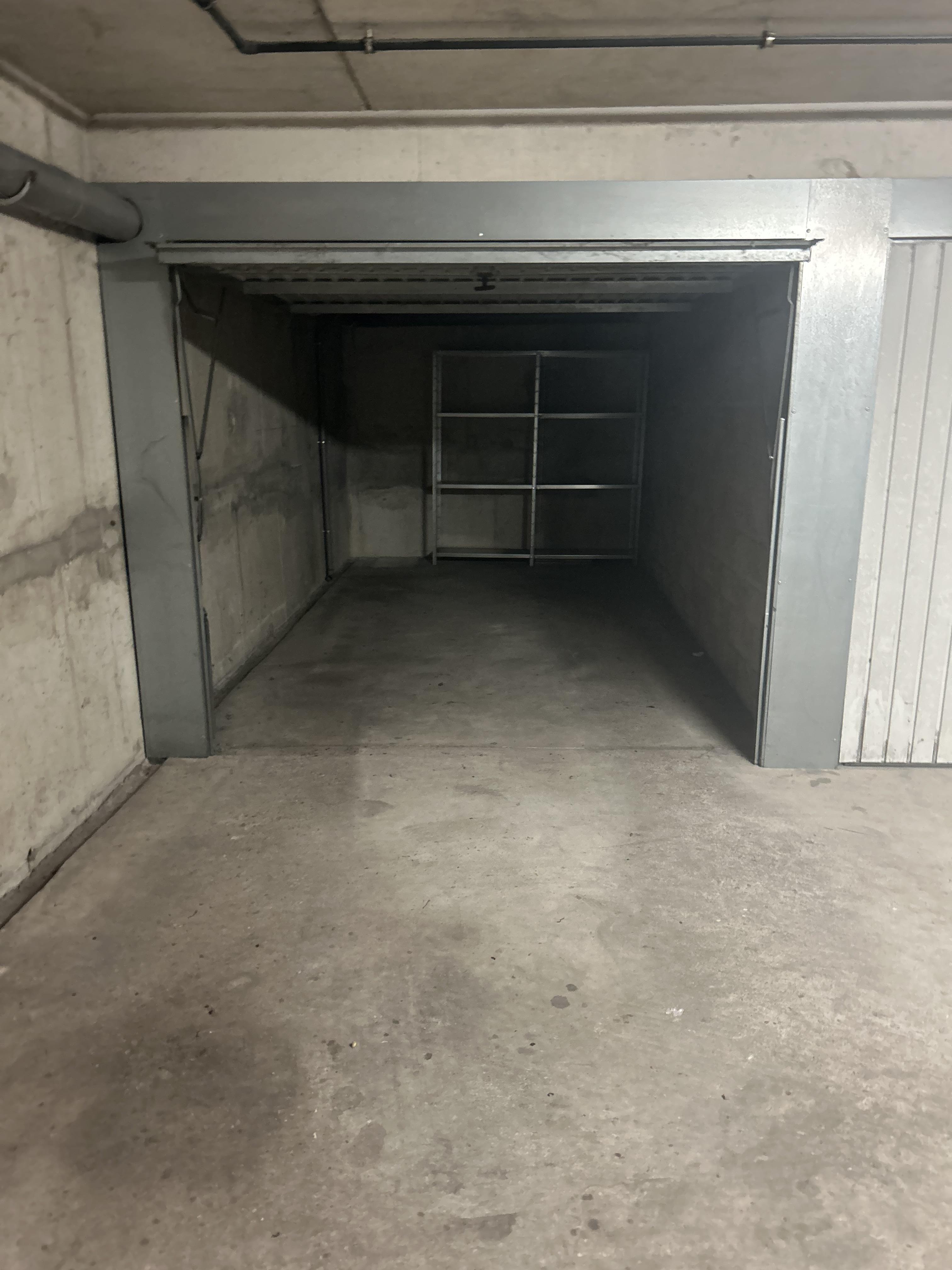 Grand Box 16m² avec Étagères – Centre-Ville Vigneux-sur-Seine