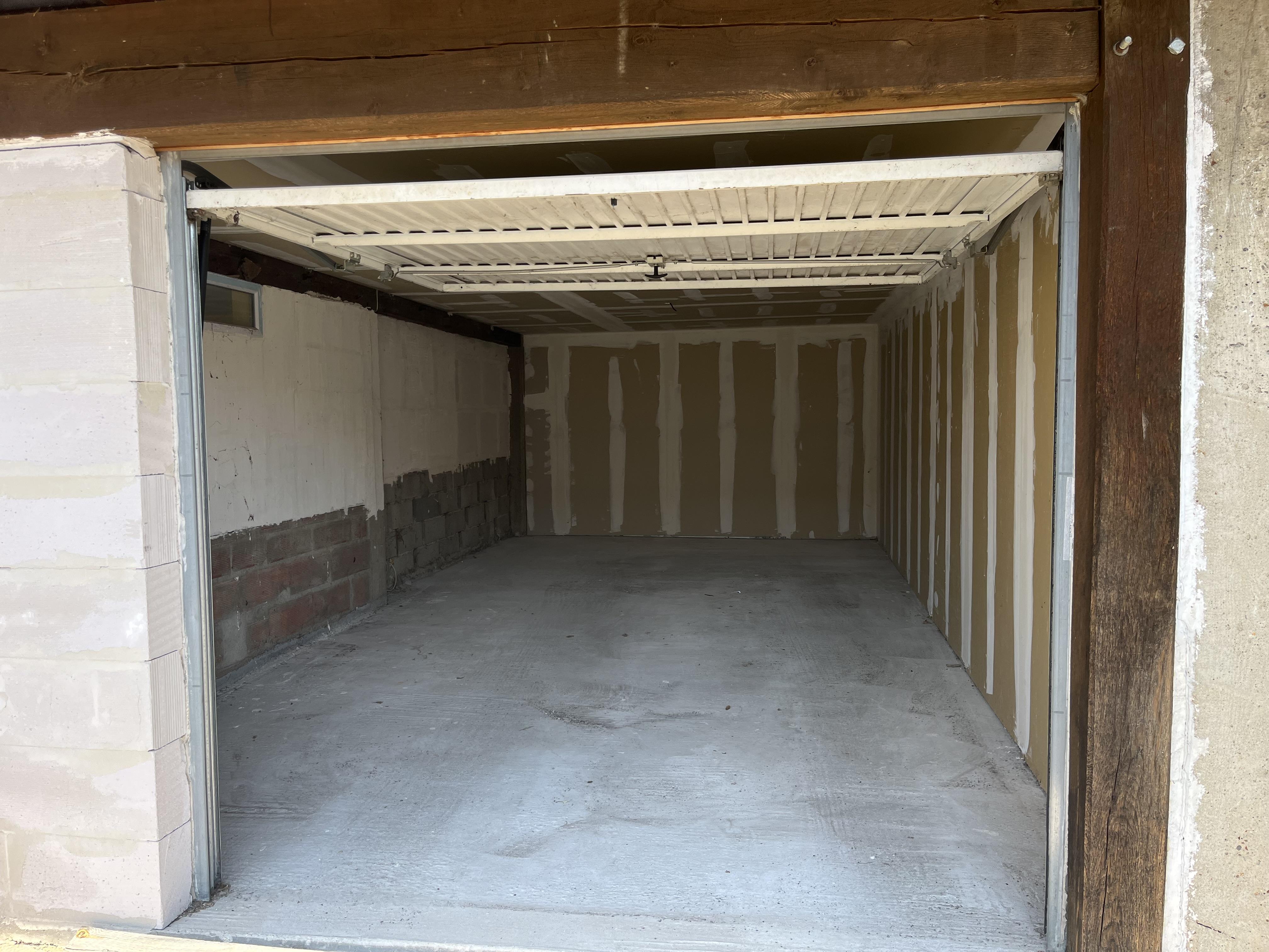 Grand Box de stockage / Parking - Sécurisé