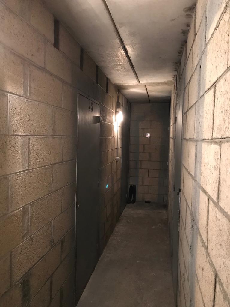 Cave saine et sécurisée avec ascenseur
