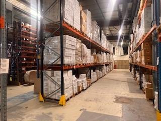stockage temporaire palettes, racks ou sol, ou espace
