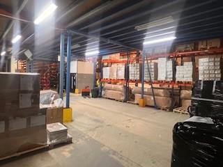 stockage temporaire palettes, racks ou sol, ou espace