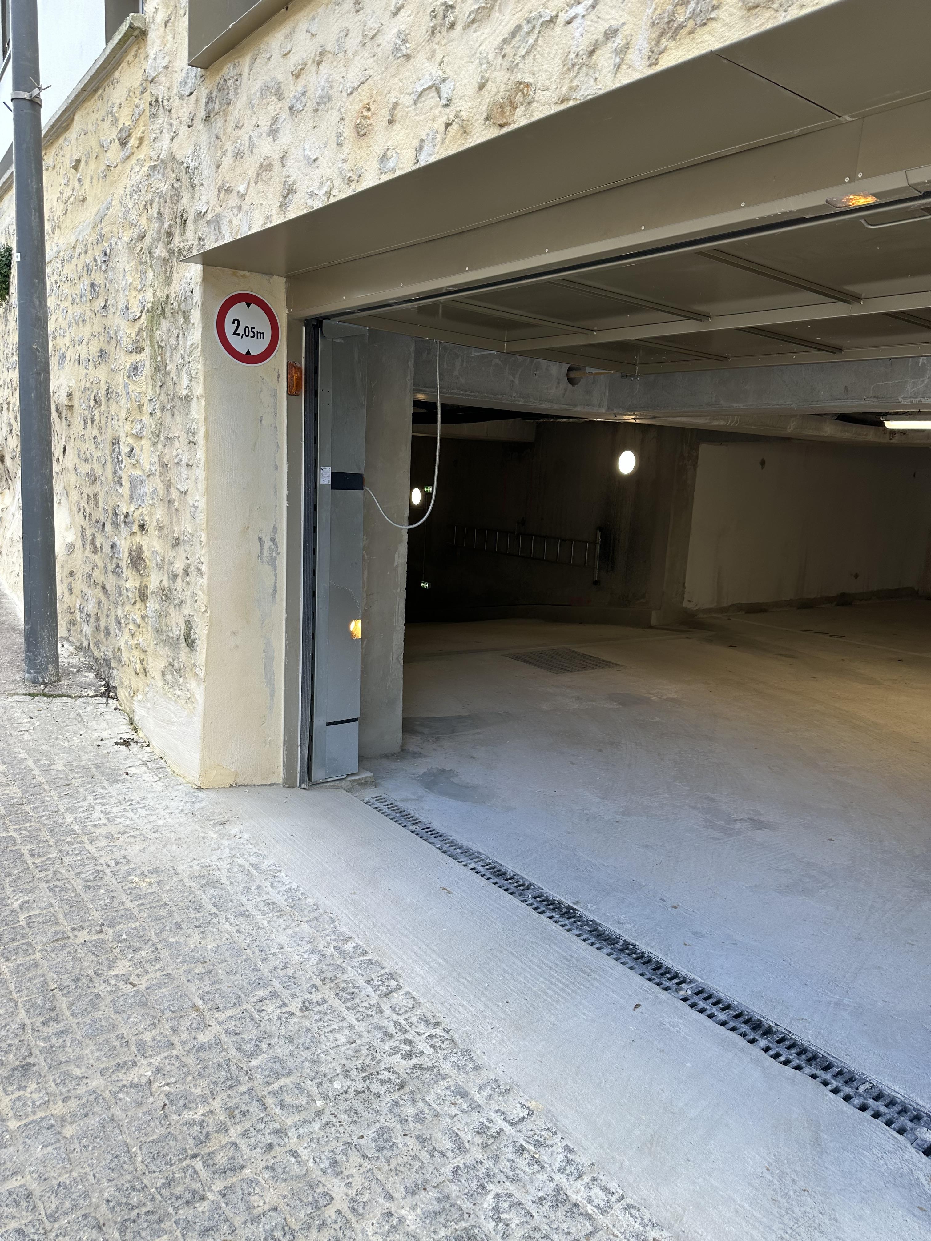 Grande place de parking sécurisée