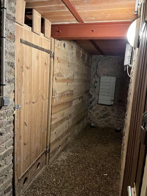 Grand Espace de Stockage (55m3/22m2)/ Impasse privée/ Refait