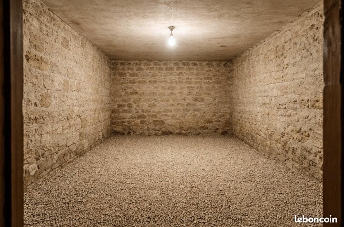 Grand Espace de Stockage (55m3/22m2)/ Impasse privée/ Refait