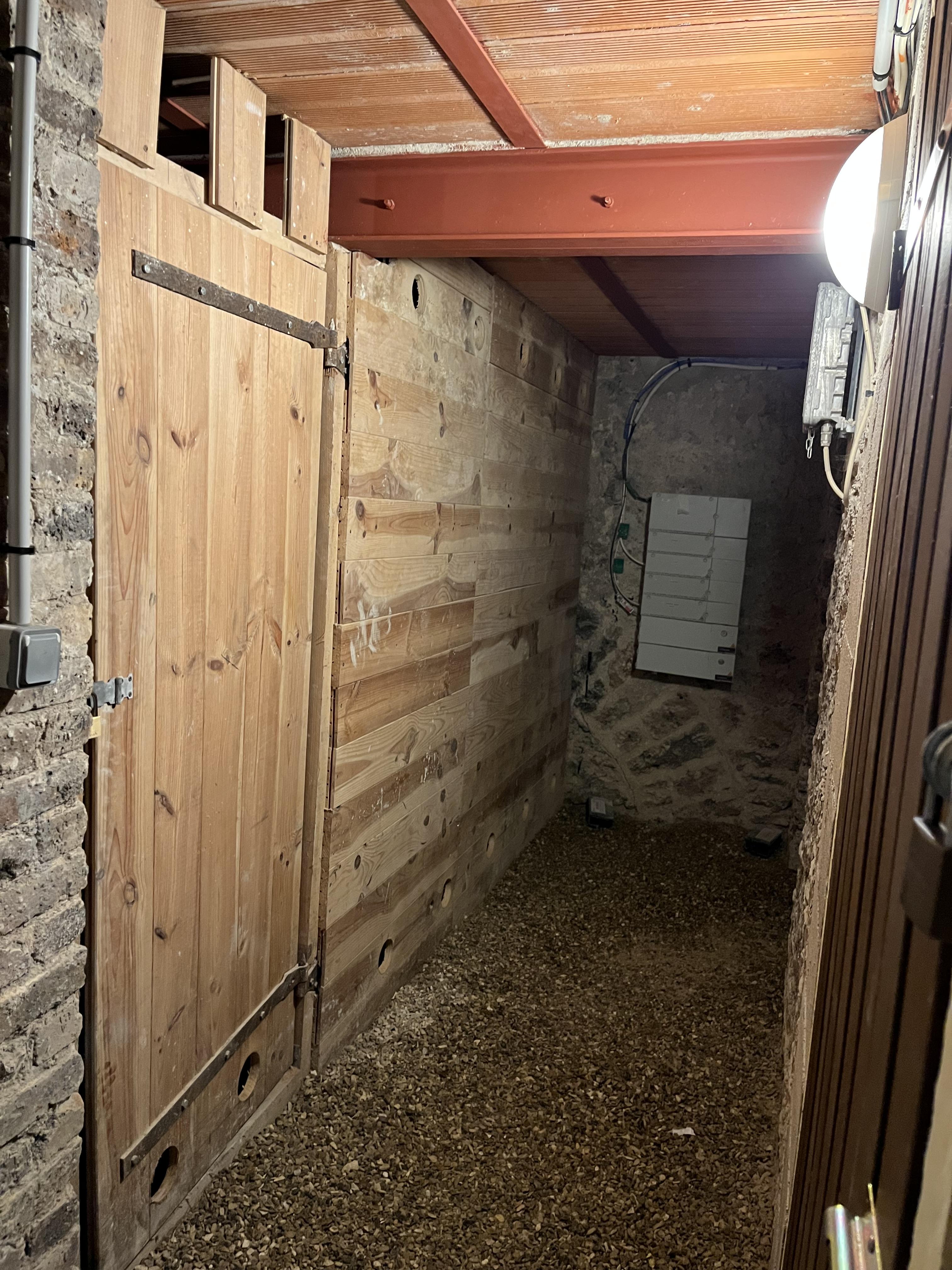 Grand Espace de Stockage (55m3/22m2)/ Impasse privée/ Refait