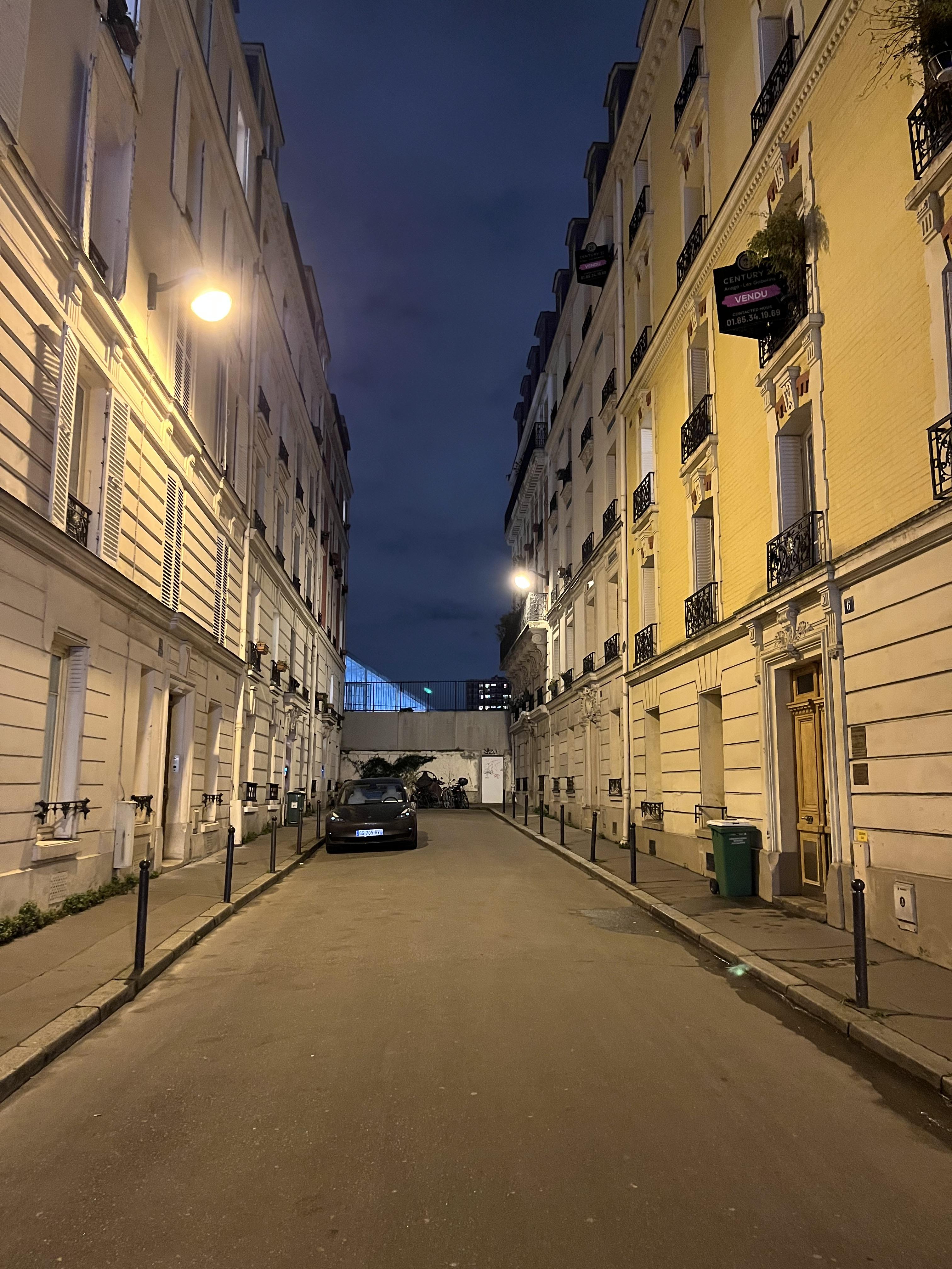 Grand Espace de Stockage (55m3/22m2)/ Impasse privée/ Refait