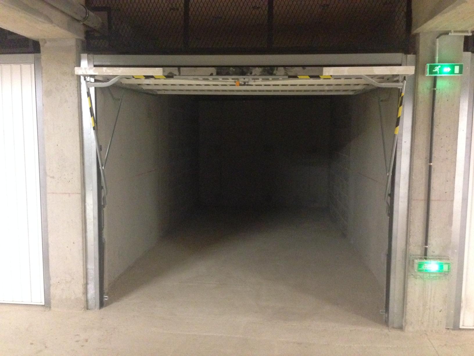 loue au m² espace de stockage