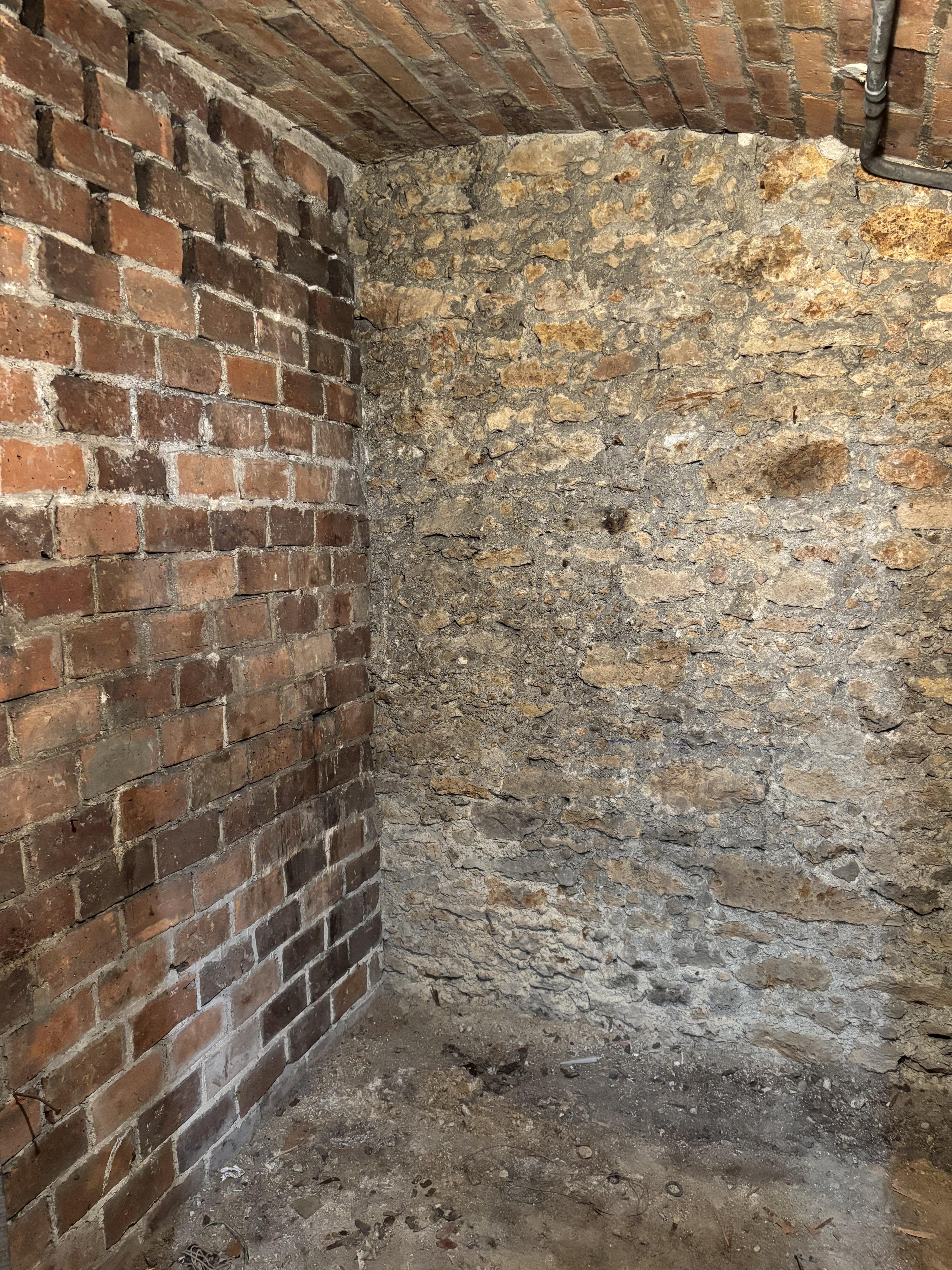 Cave 5m² (Paris 17, Villiers) saine, éclairée et