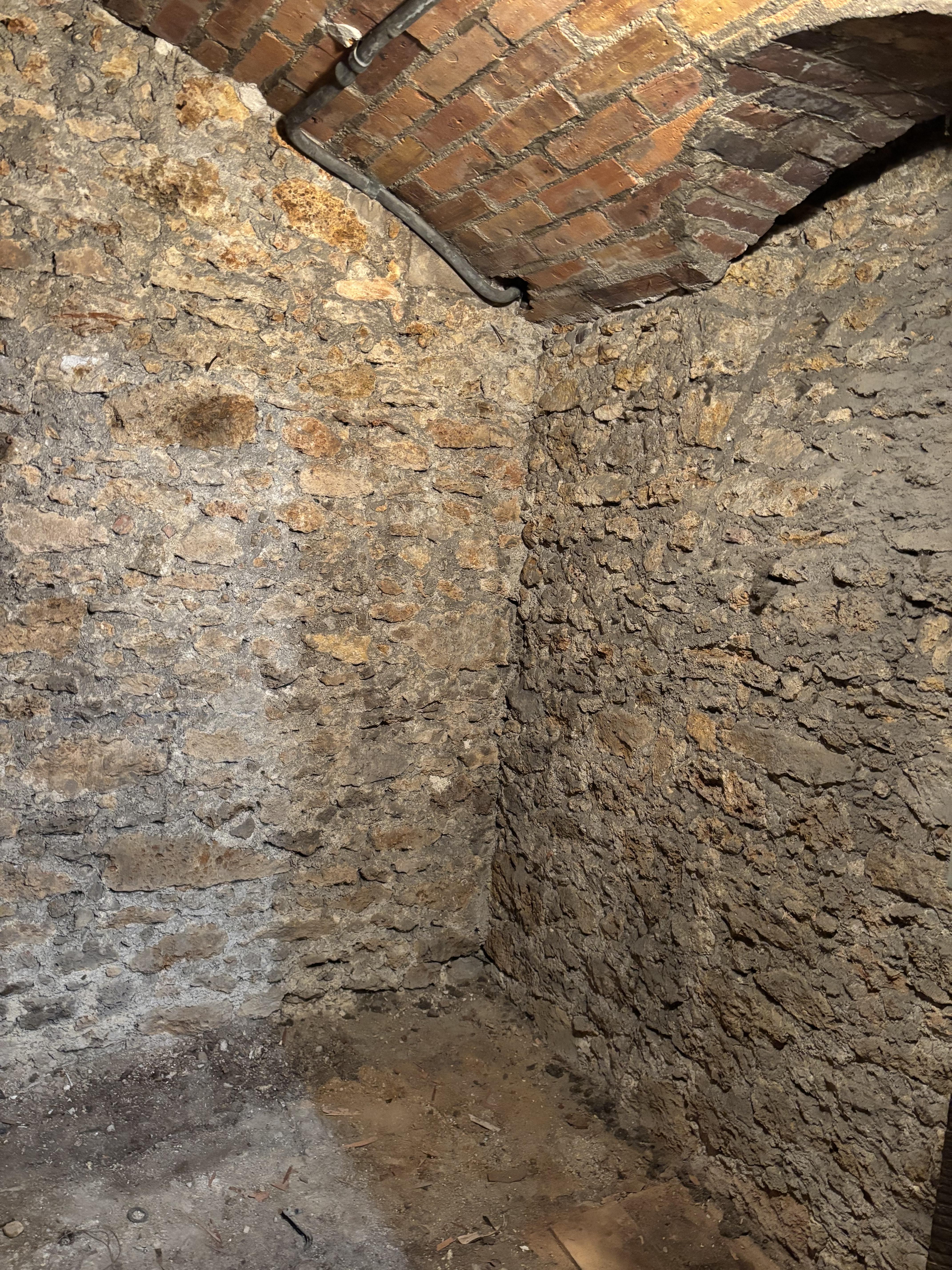 Cave 5m² (Paris 17, Villiers) saine, éclairée et