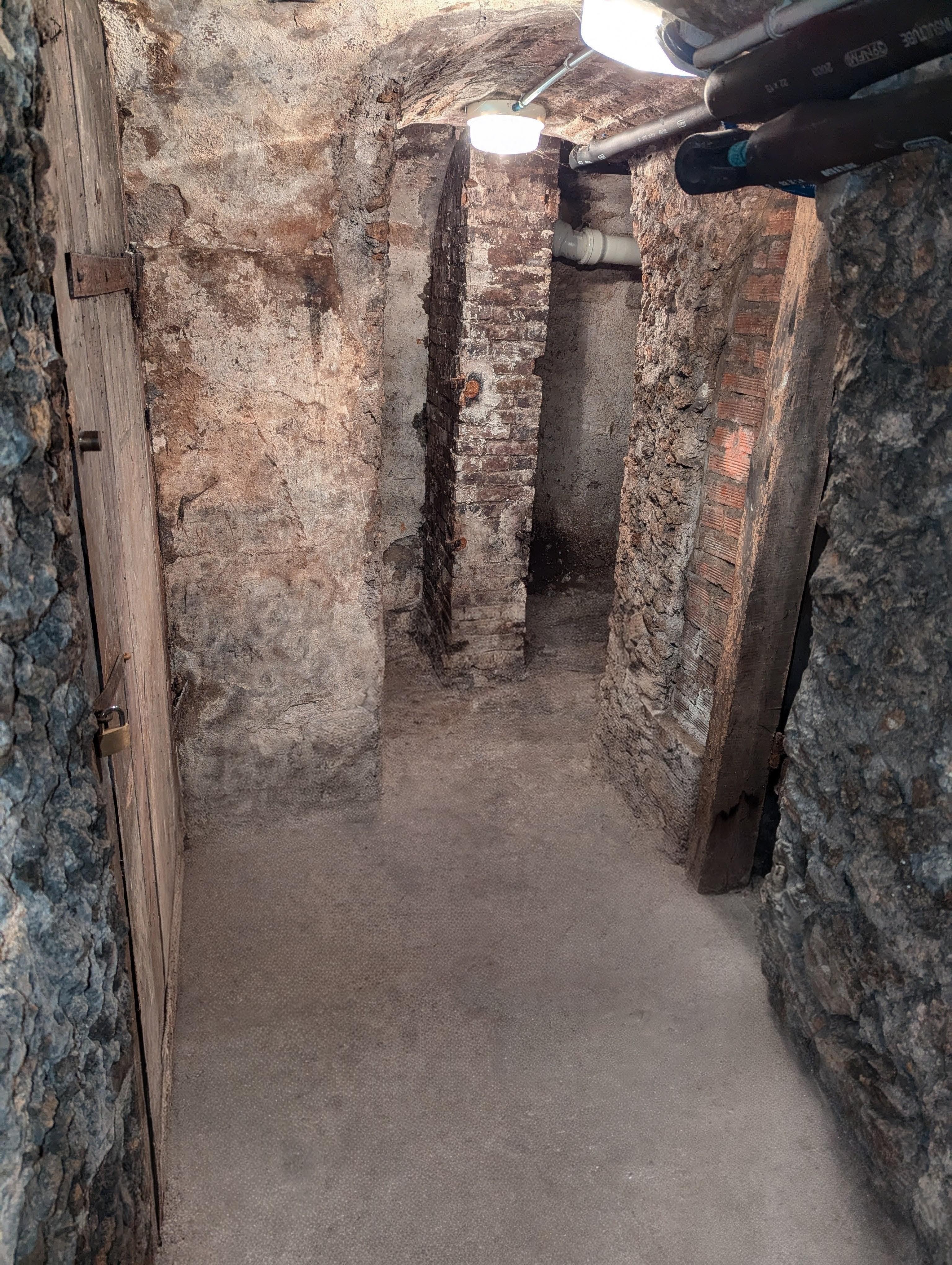 Cave avec prise électrique 4m² box local de