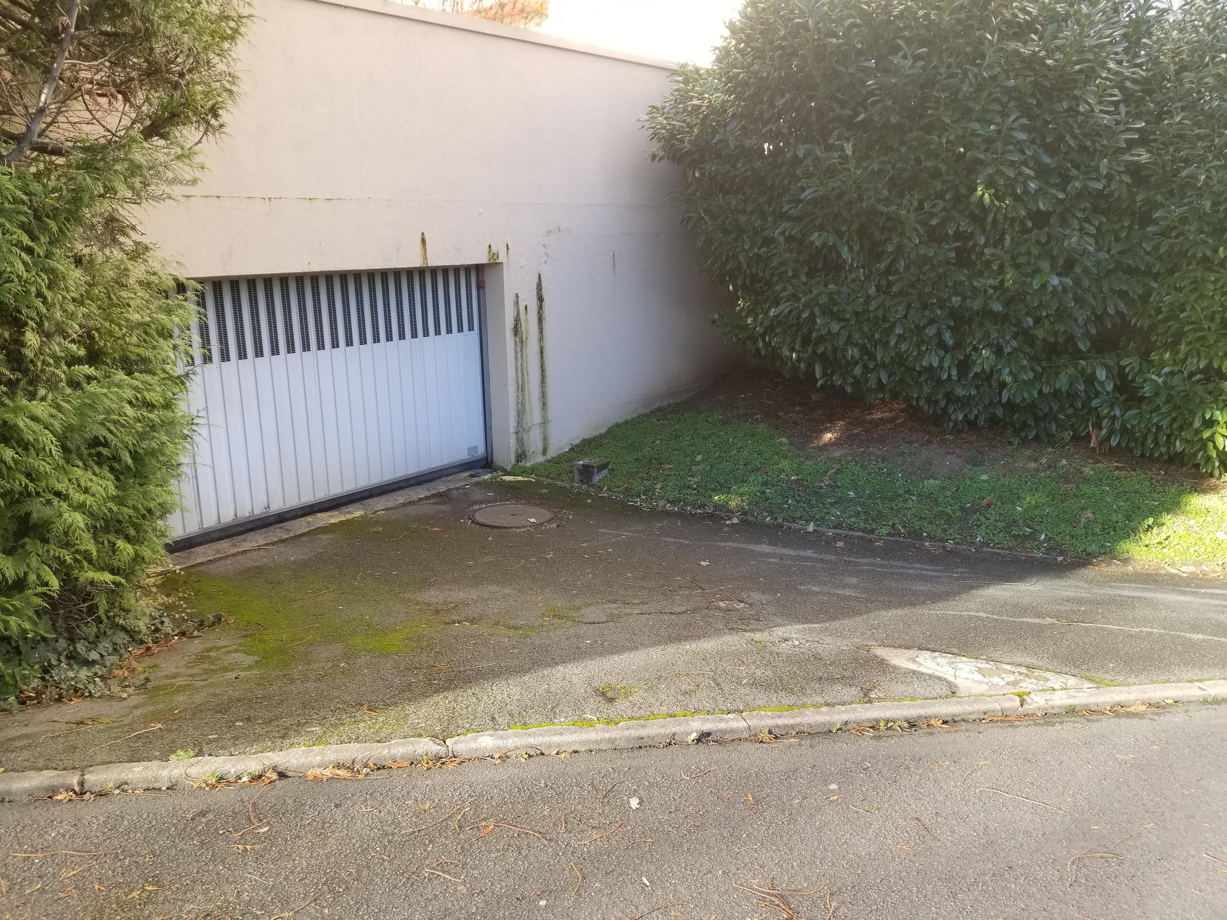 PLACE DE PARKING FERMEE DANS RESIDENCE SECURISEE PROCHE