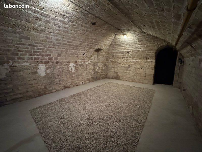 Grand Espace de Stockage électrifié (95m3/40m2)/Emplacement ultra central/