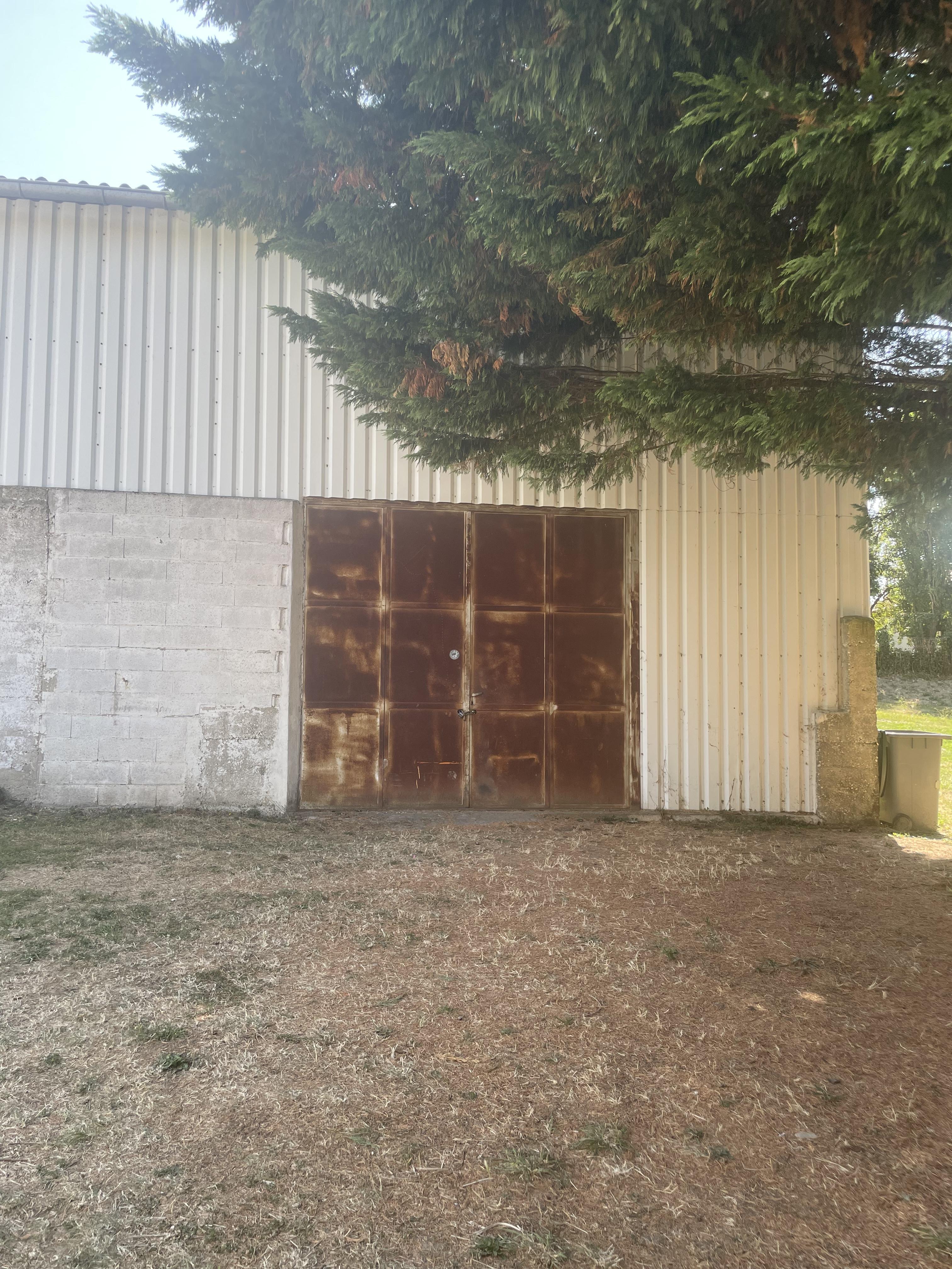 Hangar de stockage en espace partagé