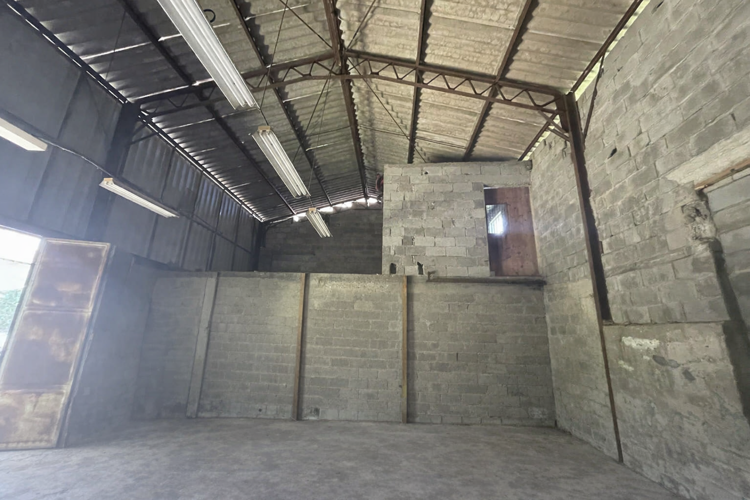 Hangar de stockage en espace partagé