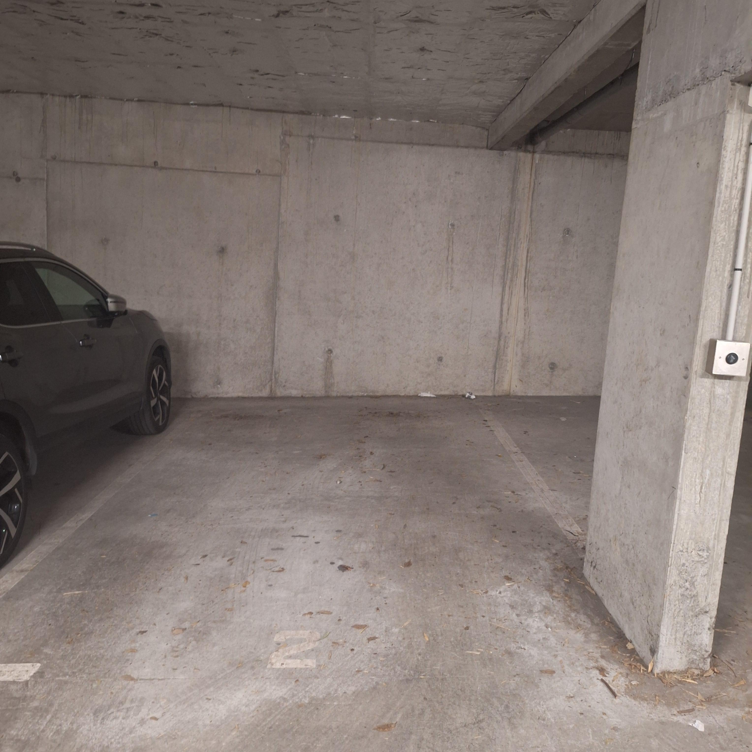 INTRA - Place de parking à louer à