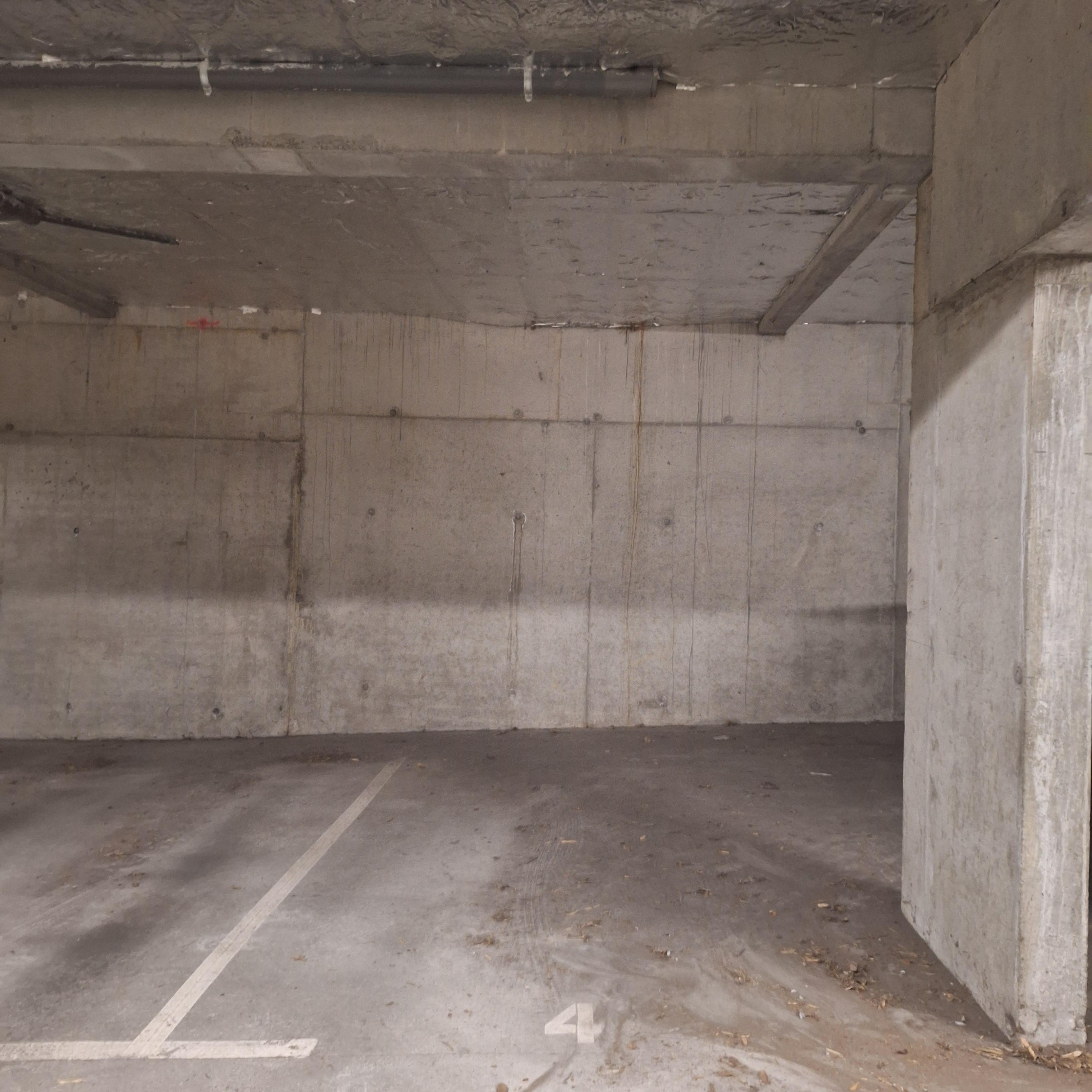 INTRA - Place de parking à louer à
