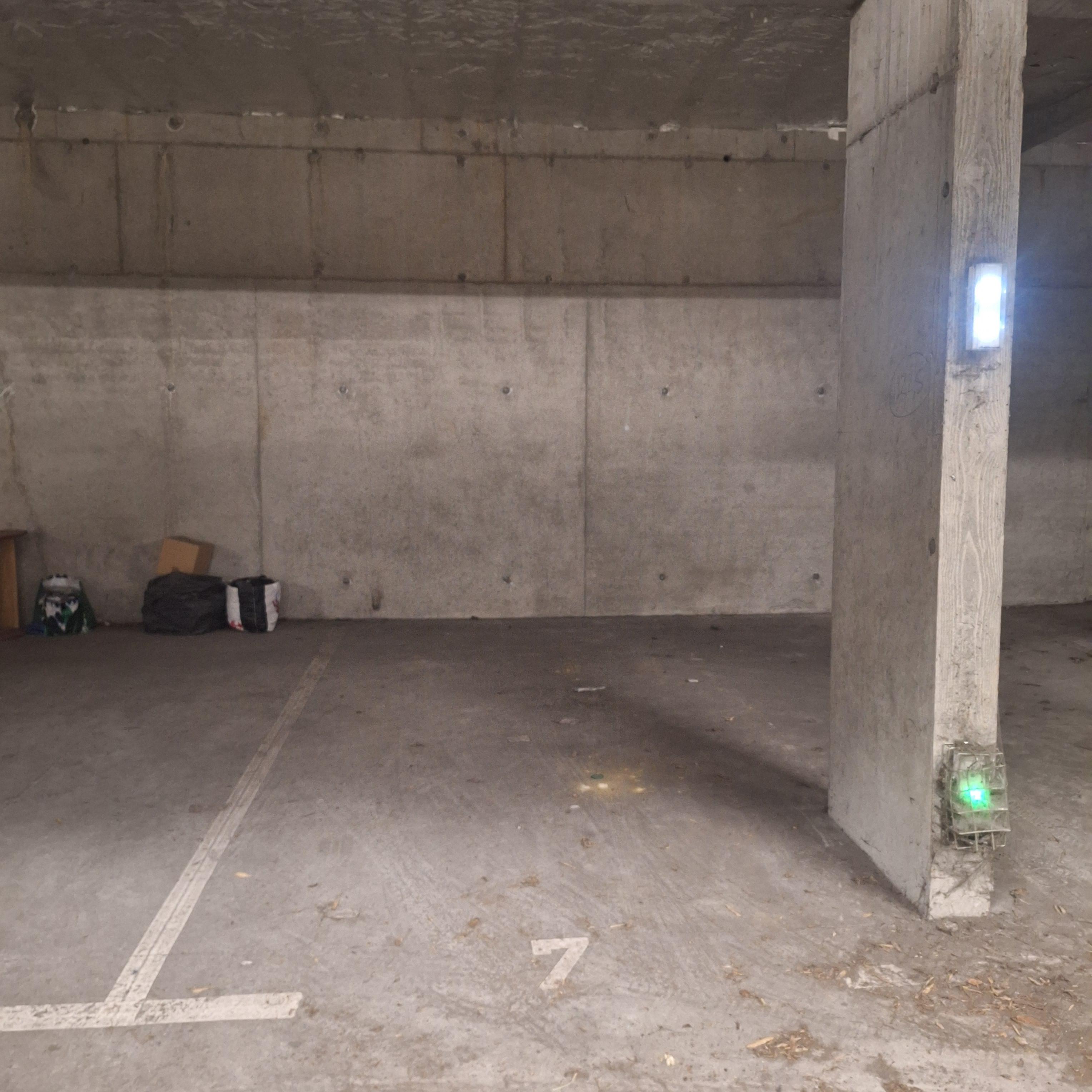 INTRA - Place de parking à louer à
