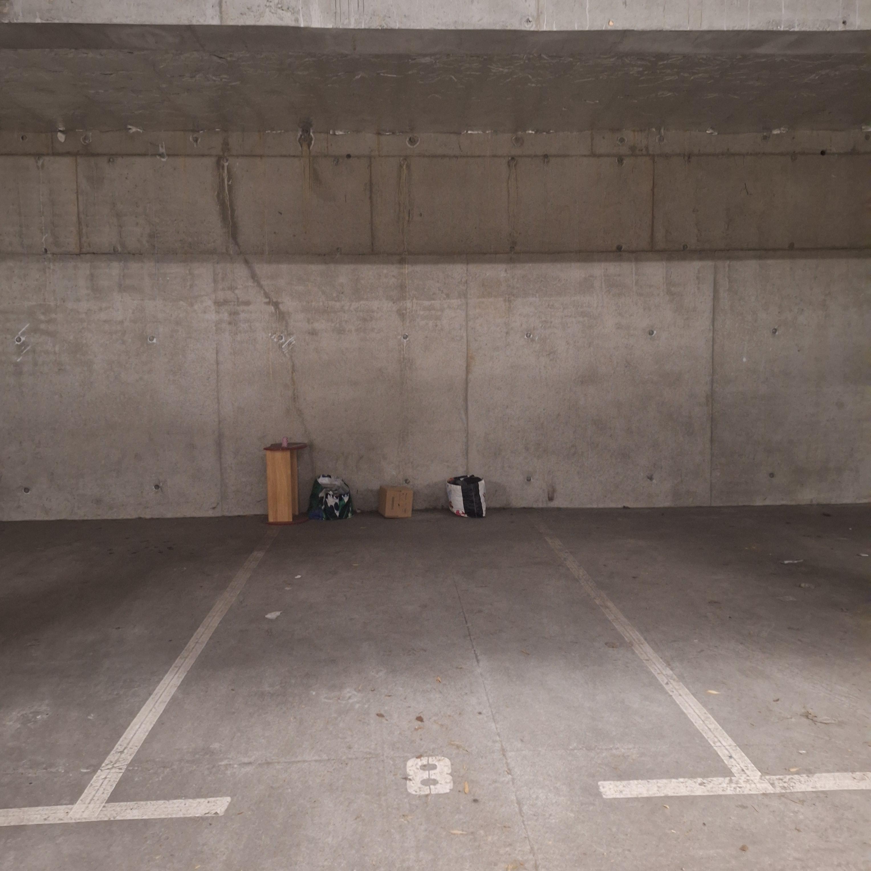 INTRA - Place de parking à louer à