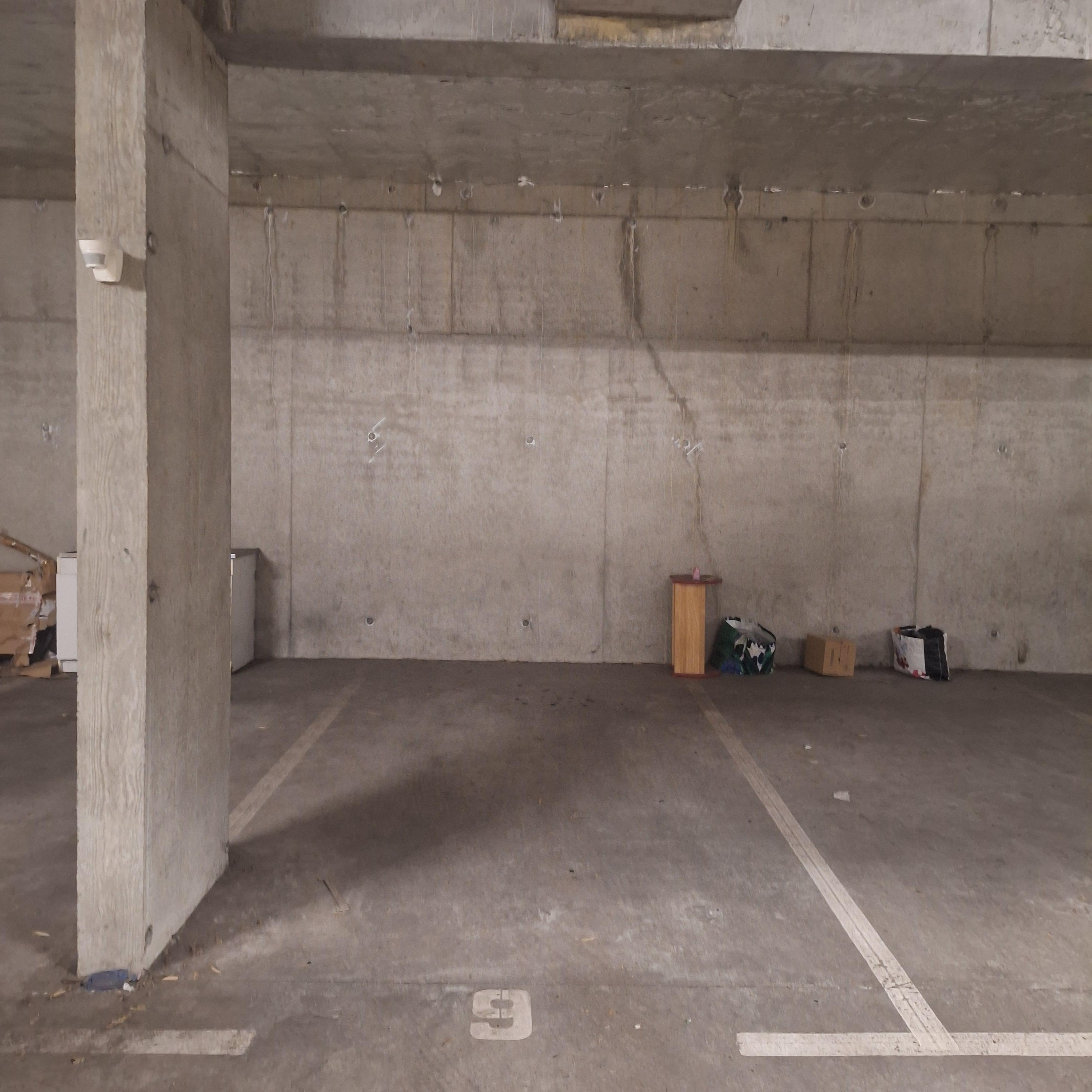 INTRA - Place de parking à louer à