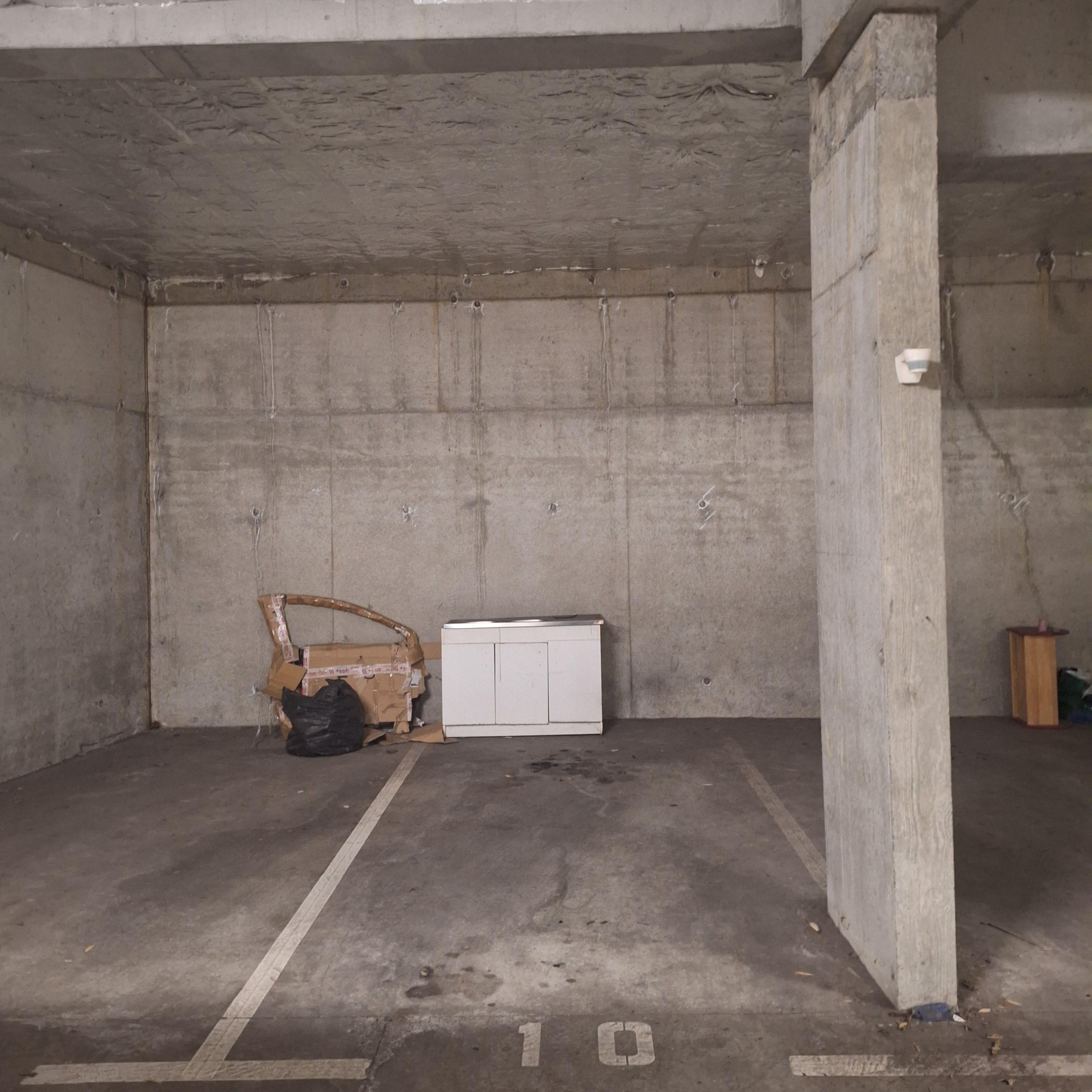 INTRA - Place de parking à louer à