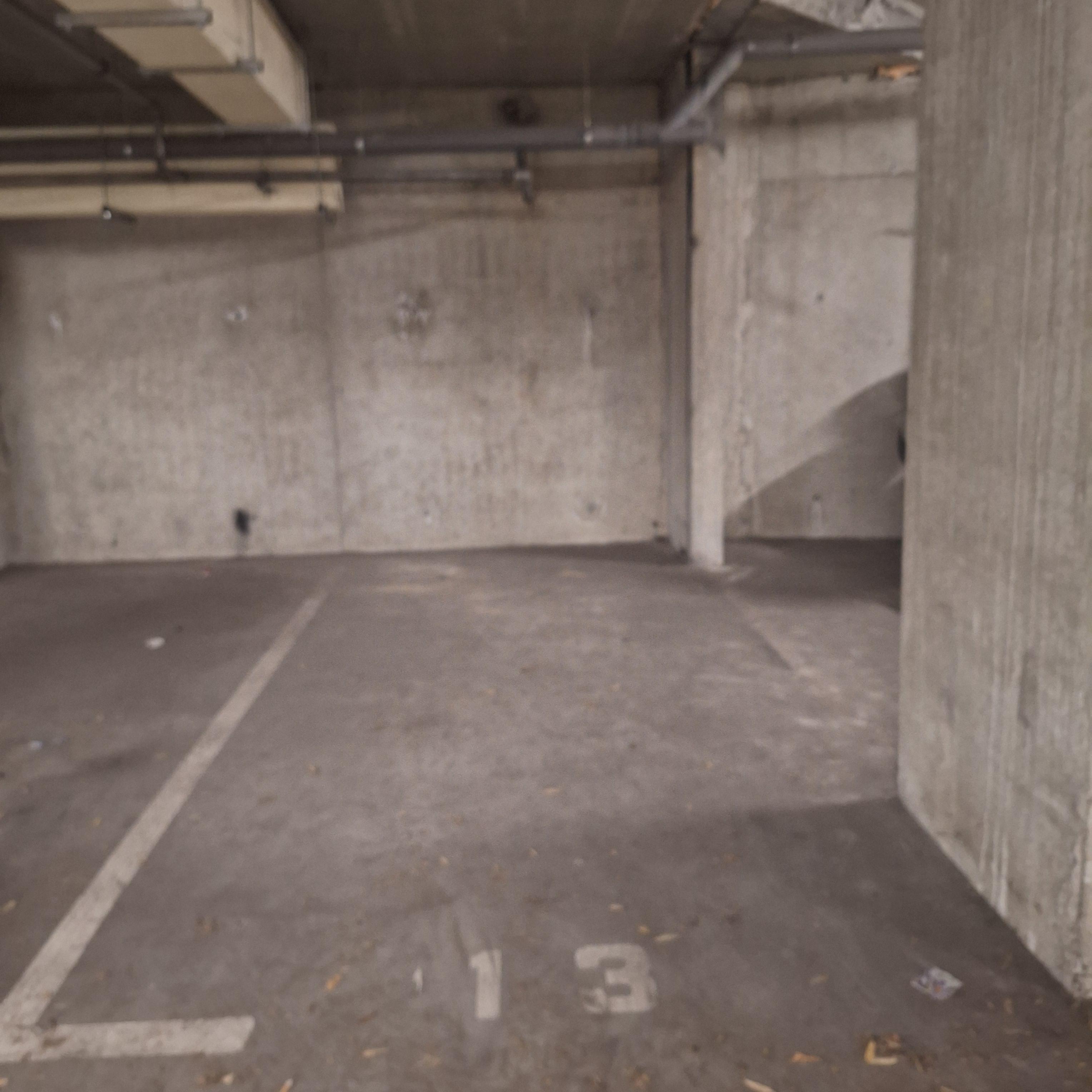 INTRA - Place de parking à louer à