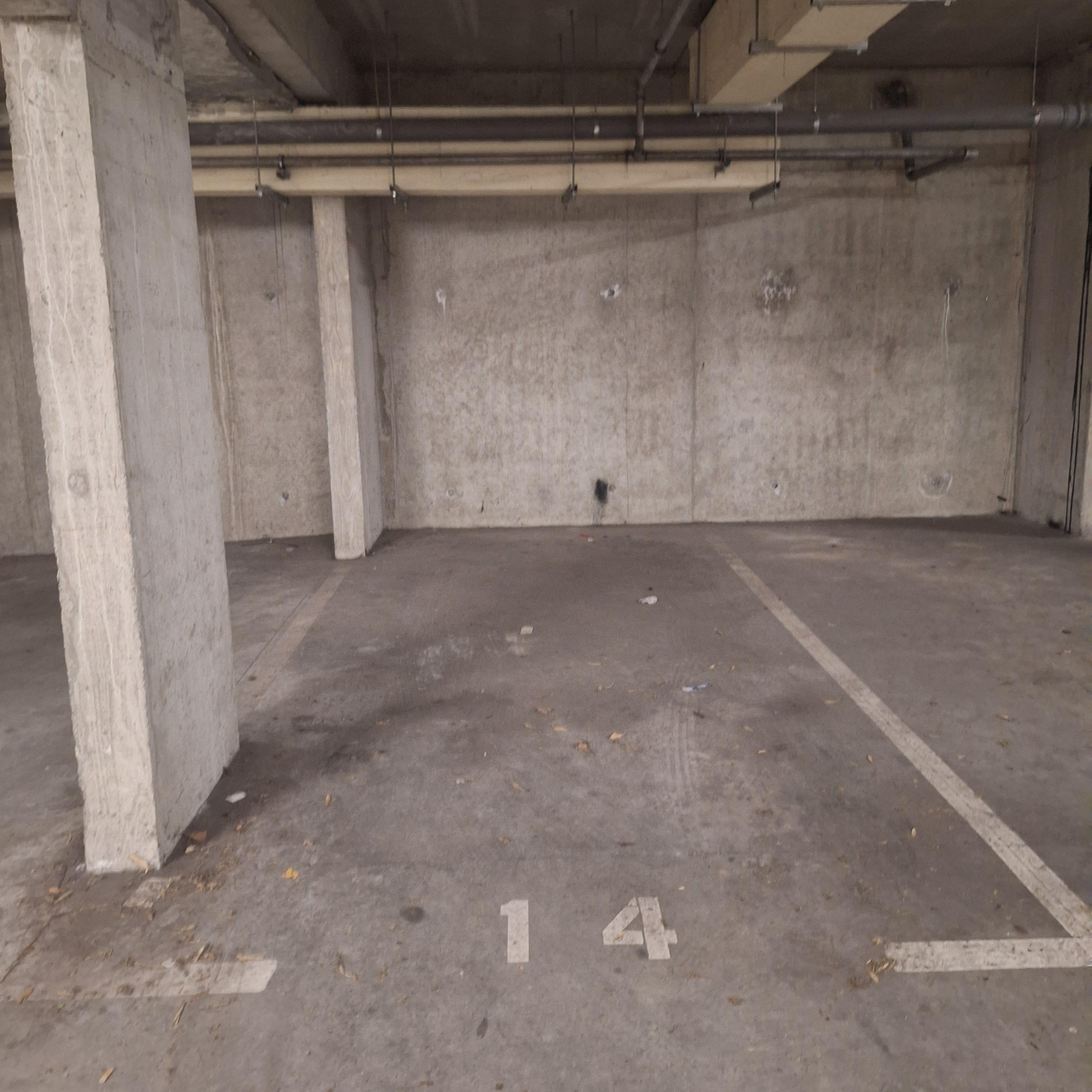 INTRA - Place de parking à louer à