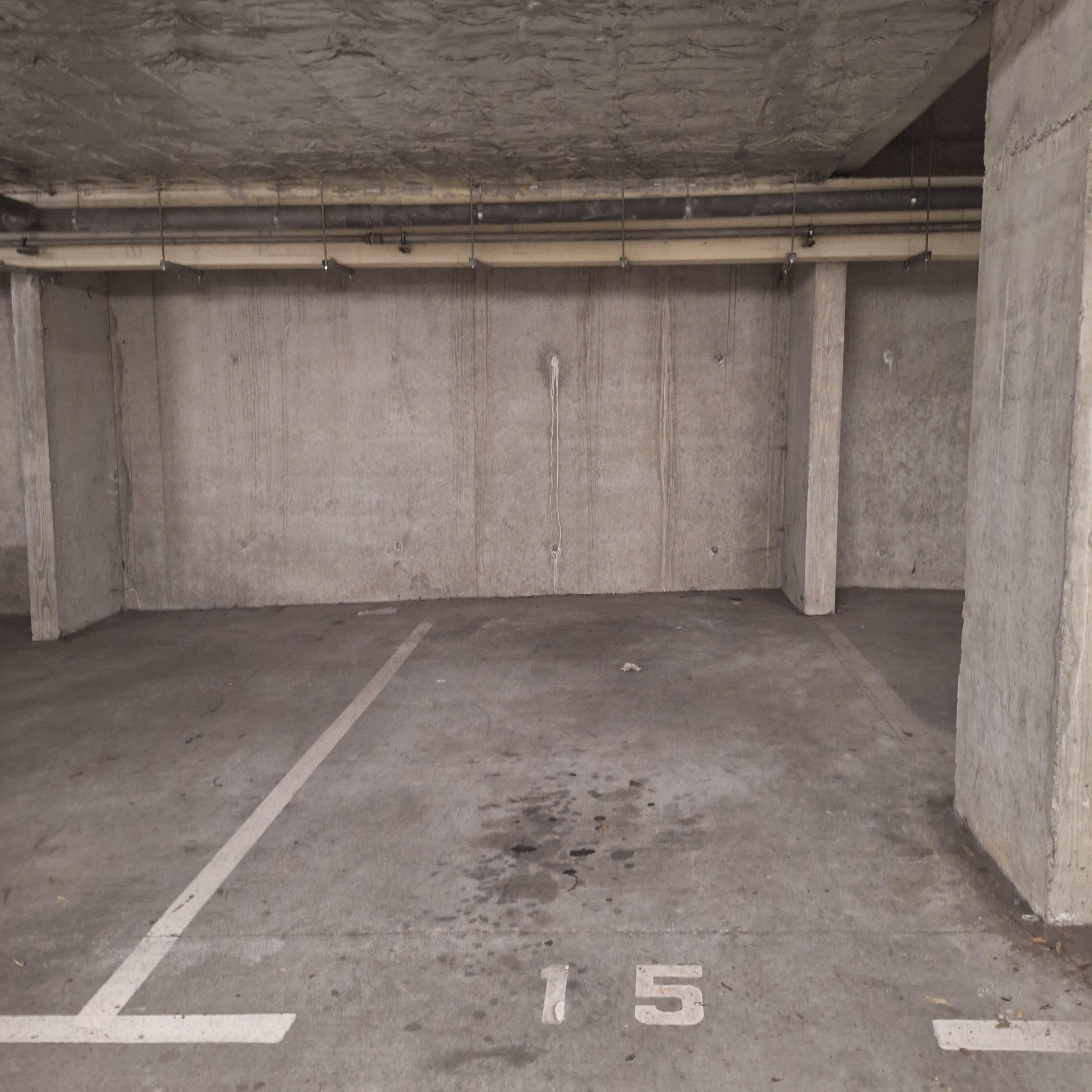 INTRA - Place de parking à louer à