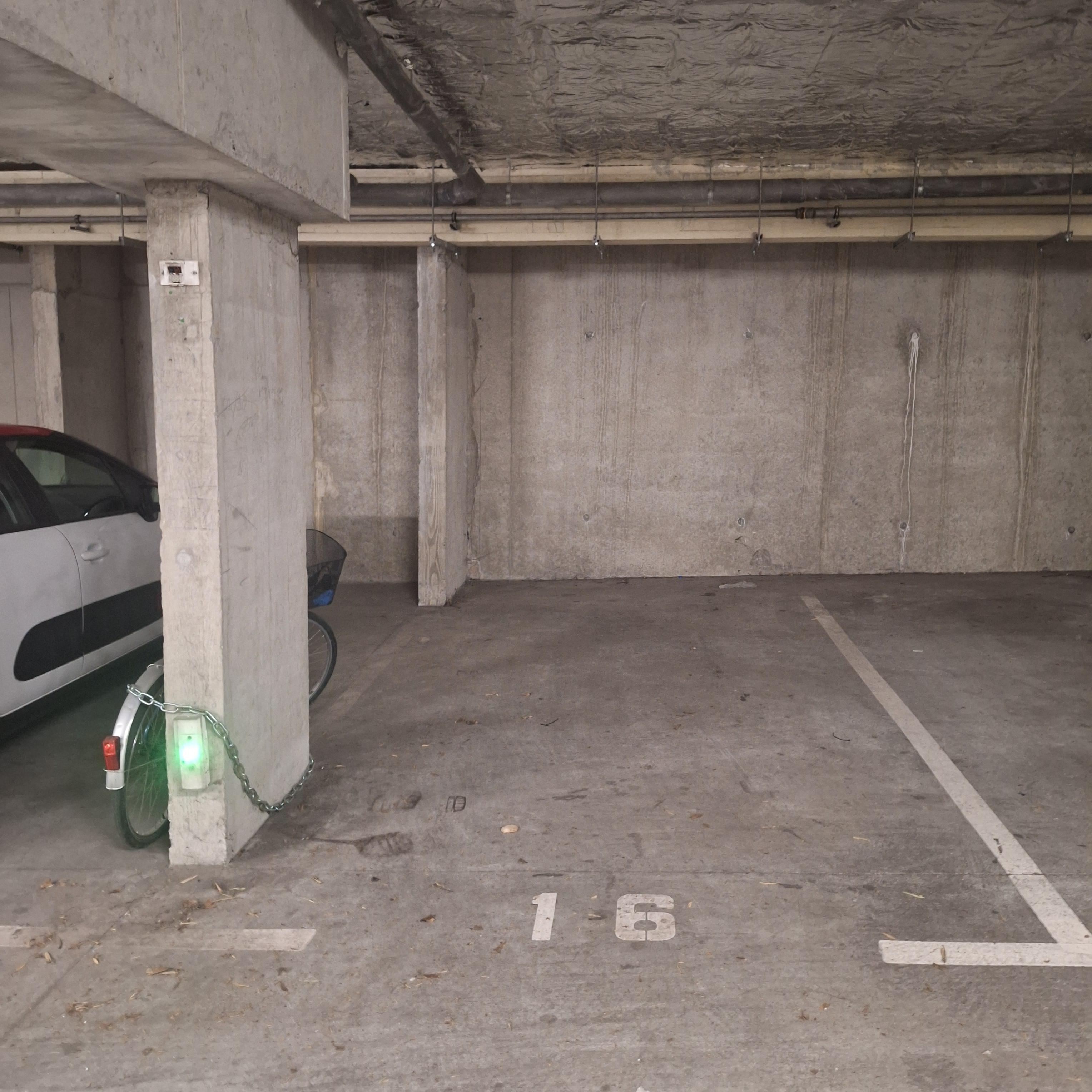 INTRA - Place de parking à louer à